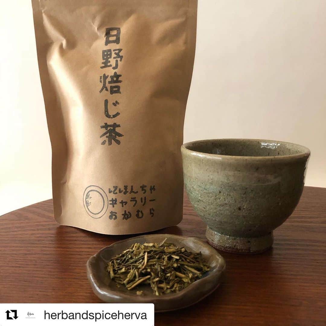 のインスタグラム：「#Repost @herbandspiceherva with 【スプーンマルシェボックス】 詳細は、トップページもしくは @herbandspiceherva へ。。 ・・・ 【スプーンマルシェボックス】 参加者紹介2/5 ▶︎にほんちゃギャラリーおかむら  日本各地のお茶畑を回って、ブレンドではなく農家さんのお茶を味と香り、物語をお届けしてくれるお茶屋さん ・ ・ おかむらさんは昨年のスプーンマルシェに出店していただいてからのご縁で、お茶の様にほっこり、丁寧にお茶の話をして下さいます。もちろん、それぞれに合わせて飲み方も教えてくれます。  今回は、砂入製法の焙じ茶。  もちろん焙じ茶の香ばしさもあるのだけれど、後味というか味わい途中に爽やかな茶葉の香りも楽しめて、すごく丁寧に作られたんだなぁ。と、味わい深いお茶です。 水出しも出来るので、ホット、アイスでも楽しめます。  お試しセットには50g, マルシェセットには100g 単品での販売も可能です。 ・ ・ - - - - - - - - - - - - - - - -  茶農家をめぐりセレクトしたお茶を、農家の物語とともに ご紹介しています。 🥄スプーンマルシェボックスお試しセットは50g 🥄スプーンマルシェボックス(大)は100g ▶日野焙じ茶 （滋賀県産　無農薬・化学肥料不使用）  職人の勘がたよりの砂炒り製法で 香り良く仕上がった焙じ茶です。 滋賀県日野町・満田久樹さん作。 長年農薬と化学肥料を使わず栽培した、 胸につかえずさっぱり楽しめる在来種が 原料です。  水出しも◎  #スプーンマルシェ#オンライン#作り手と買い手を繋ぐ#知る事で豊かに#高槻#福寿舎#不開催#からのボックス##sandyhoney#にほんちゃギャラリーおかむら#乾物屋スモール#天然酵母ひねもすぱん#setoka#HERVA#🥄」