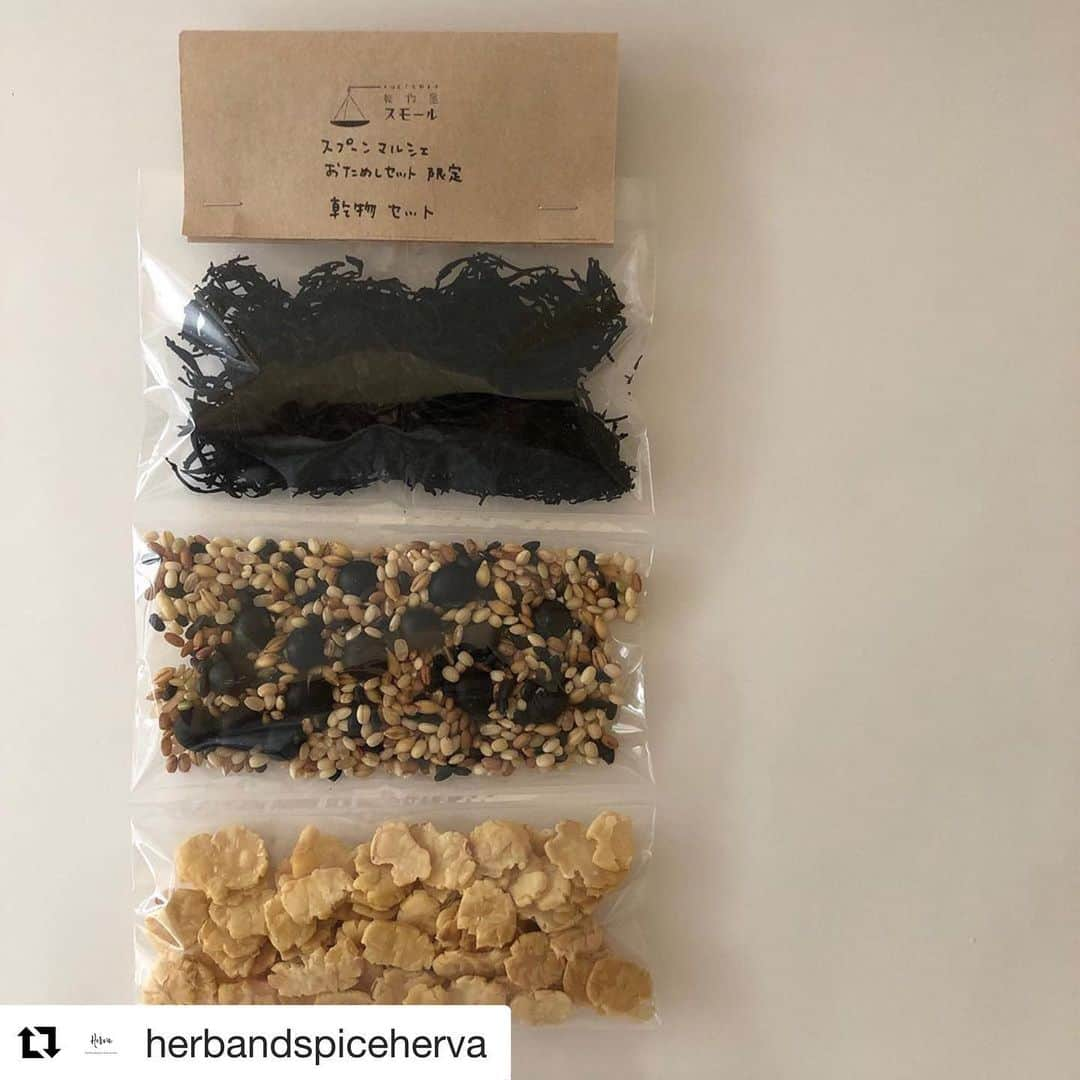 HERVA AKICOさんのインスタグラム写真 - (HERVA AKICOInstagram)「#Repost @herbandspiceherva with 【スプーンマルシェボックス】 詳細は、トップページもしくは @herbandspiceherva へ。。 ・・・ 【スプーンマルシェボックス】 参加者紹介3/5 ▶︎乾物屋　スモール ・ ・ いつも言うことですが、 スモールさんがおススメするものは、迷わず安心して手に取ってしまう。 ・ ・ 農家さんが作る”本当にいいもの”を伝えたい、応援したいという想いをベースに、季節のもの、身体のお手当のことも伝えてくれる、乾物屋スモールさん。 ・ ・ 現在、移転中でお店はお休み中ですが、特別に今回限定の乾物3種セットにしたものをつくって頂きました。  夏には、移転先のお店がオープン、楽しみです^ ^ ・ ・ それぞれの説明と簡単な使い方付き。打豆は、1度蒸して潰しているので、10分程で食せます。サラダや炒め物、煮もの、カレー、何でも使えます！簡単に使えて、豆のお出しも美味しいです^ ^ ○プチプチミックスは、ごはんに混ぜて炊くだけでご馳走に。いろどりも楽しめます。 ○ひじきは、 採りたてのものを鉄釜で炊いて天日干ししたもの。ひじきの味が濃ゆくて栄養満点。サラダや打豆と一緒に炊き込みごはんもおススメだそう♡ - - - - - - - - - - - -  乾物屋スモールは、お米やお豆、穀物などの乾物を取り扱うお店です。  調味料、季節の野菜や果物、台所雑貨など、食にまつわる暮らしまわりのものも並んでいます。  乾物屋スモールは、只今移転準備中です。  新たな場所や活動の詳細は、準備でき次第お知らせします。 HP:　https://www.kanbutusmall.com/ FACEBOOK:　https://www.facebook.com/kanbutusmall/ ▶乾物セット ・打豆（大豆）  福井県産（無農薬・無化学肥料） ・ぷちぷちミックス ～お米と混ぜて炊く  古代米・麦・豆のミックス～ 古代米　滋賀県産 （無農薬・無肥料栽培） 丸麦・黒大豆　京都綾部産 （ 〃 ） ・ひじき　山口県祝島産  #スプーンマルシェ#オンライン#作り手と買手を繋ぐ#高槻#福寿舎#夏のギフト#sandyhoney#にほんちゃギャラリーおかむら#乾物屋スモール#天然酵母ひねもすぱん#setoka#HERVA#🥄」6月22日 11時09分 - herva_akiko