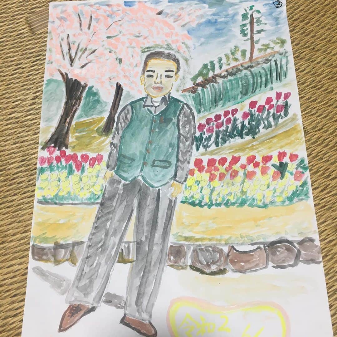 HALFBYのインスタグラム：「母が絵の具を買って父を描いた」