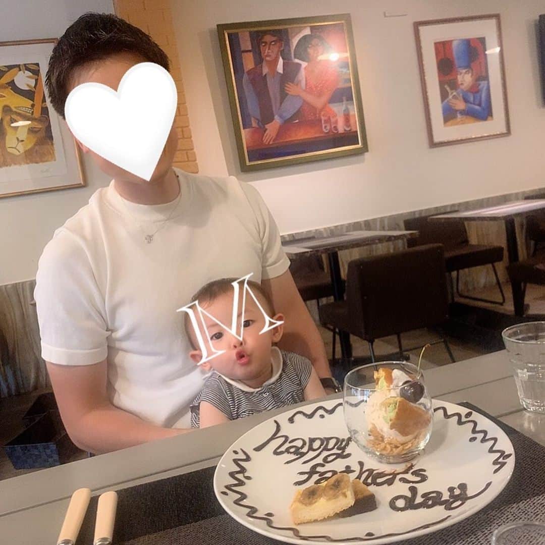 のインスタグラム：「✨Happy father's day👱🏻‍♂️🌹✨﻿ ﻿ せっかくのランチ🍴🇫🇷もMが歩きたい盛りで食事中もずっと交代で外にお散歩に出てたので食べた気がせず😂﻿ ﻿ Sからは手作りのお花と感謝状のプレゼント🎁﻿ ﻿ 👱🏻‍♂️から電話📱があると喋りたいと取り合いになり、毎朝みんなで何度もHugして見えなくなるまで外でお見送りし、夜帰ってきた時に子供たちが起きてると興奮してなかなか寝ないというみんな大好きなパパ😅﻿ ﻿ #パパっ子 に育てたら子育ては成功と言うから、2人とも早々と成功させたかもしれない😎笑﻿ ﻿ いつもお仕事頑張ってくれて、家族を大切にしてくれてありがとう♡  #ks_20✨#ks_kyoto #👶 #1歳 #1歳4ヶ月　#歩き始め #娘 #ベビフル #ママリ #コドモノ #関西ママ #京都ママ #女の子ママ #ママライフ #京都　#ks_dau #ks_dau_2020  #M🍒_ ﻿ #父の日　#Fathersday #感謝状　#👱🏻‍♂️」