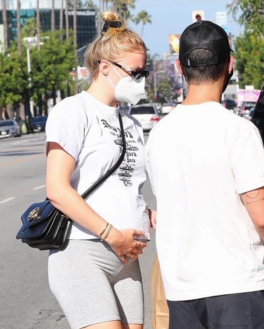 Just Jaredさんのインスタグラム写真 - (Just JaredInstagram)「Parents-to-be @joejonas & @sophiet hold hands while picking up an ice cream treat on Father’s Day! #JoeJonas #SophieTurner Photos: Backgrid」6月22日 11時10分 - justjared