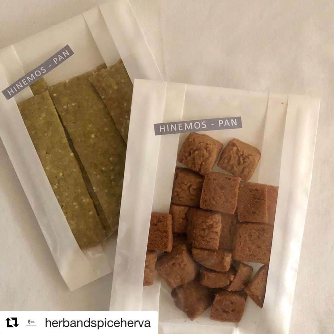 のインスタグラム：「#Repost @herbandspiceherva with 【スプーンマルシェボックス】 詳細は、トップページもしくは @herbandspiceherva へ。。 ・・・ 【スプーンマルシェボックス】 参加者紹介4/5 ▶︎天然酵母　ひねもすぱん ・ ・ ひねもすぱんさんのぱんは、動物性食品を使わない天然酵母ぱん屋さん。材料にもこだわり、それぞれ粉の風味や食感も楽しめます。玄米ぱんや、きなこ餡、雑穀クリーム、フレンチトースト、ひよこ豆カレーぱん、なとなど、どれも好きですが、私のお気に入りは、よもぎやメロンパン♡ ・ ・ そして、今回用意して頂いたおやつもそれぞれ風味やプチプチとした雑穀の食感も楽しめて栄養豊富な2種類。どちらもvegan、天野川クッキーは、グルテンフリーです。 ・ ・ お店は、カフェも併設されていてベジランチや豆乳ソフトなども食べれます☺︎ - - - - - - - - - - - - ・ ・ 🥄スプーンマルシェ(お試しセット) ▶︎きなこクッキー　30g 卵・乳動物性食品不使用。きなこが濃くてサクサク、思わず笑顔になるクッキー。1番人気のおやつ。 ▶︎天の川クッキー 35g 卵・乳動物性食品・小麦粉不使用。 交野～枚方を流れる天野川に生息するセイタカヨシを粉末にして入れています。 セイタカヨシは葉酸・鉄分・ビタミンなど栄養豊富で、ノンカフェイン。ほのかに草の香りがし、風味を増してくれます。 ・ ・ ひねもすぱんは、「毎日食べても飽きないシンプルな食事ぱんとおやつ」をめざしています。 不要なものは省き、できるだけ身体にやさしい材料を使っています。 素材のうまみを自然の力でひきだした　噛むほどに粉の風味や素材の味を感じることができる　ひねもすぱん （卵・乳製品・動物性食品不使用。 　地産地消・食の安全のため国産小麦を使用。） HP :ひねもすぱん.com  #スプーンマルシェ#オンライン#作り手と買手を繋ぐ#高槻#福寿舎#夏のギフト#sandyhoney#にほんちゃギャラリーおかむら#乾物屋スモール#天然酵母ひねもすぱん#setoka#HERVA#🥄#オンライン#作り手と買い手を繋ぐ#知る事で豊かに#高槻#福寿舎#sandyhoney#にほんちゃギャラリーおかむら#乾物屋スモール#天然酵母ひねもすぱん#setoka#HERVA#🥄」
