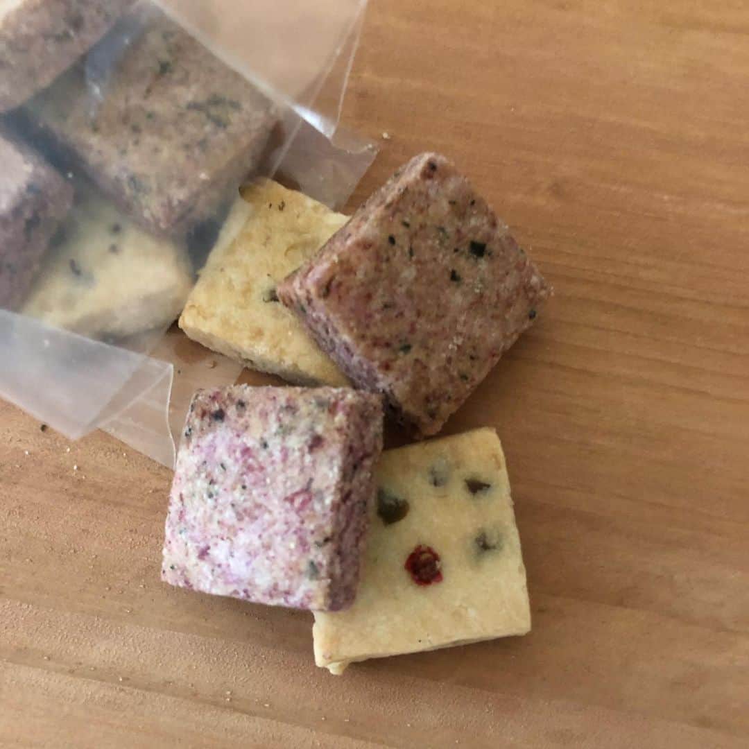 のインスタグラム：「#Repost @herbandspiceherva with 【スプーンマルシェボックス】 詳細は、トップページもしくは @herbandspiceherva へ。。 ・ 【スプーンマルシェボックス】 参加者紹介5/5 ▶︎herb&spiceHERVA ・ ・ 今回、HERVA は 定番の米粉ハーブクッキーの新しい味。ラズベリーミント。プラス、人気のカルダモン ピスタチオをミックスにして。  贅沢にラズベリーとミント系のハーブを3種類練り込みました。酸味とミントの優しい風味をお楽しみください。ラズベリー、カルダモン と交互に食べてもらうと更に風味が変わり、楽しんでもらえるなぁ☺︎思いながら... ・ ・ マルシェボックスの大には、 こちらのクッキーとHERVA 人気のスパイスカレーも一緒にして。 ・ ・ - - - - - - - - - - - - ・ ・ 🥄スプーンマルシェボックス(お試しセット) ▶米粉のハーブクッキー　16枚入 （卵・乳・小麦粉不使用） ・ラズベリー＆ミント ・カルダモン＆ピスタチオ ・ ・ 🥄スプーンマルシェボックス(大) ハーブクッキー2種 スパイスカレーミックス(小) ・ ・ ハーブを育てるところから、料理、生活への取り入れ方の提案。教室やWS主催と共に、ハーブ・スパイスを使ったお菓子やお茶、スパイスミックスなどオリジナル商品の販売も行っています。  #スプーンマルシェ#オンライン#作り手と買手を繋ぐ#高槻#福寿舎#夏のギフト#sandyhoney#にほんちゃギャラリーおかむら#乾物屋スモール#天然酵母ひねもすぱん#setoka#HERVA#vegan#gltenfree#米粉のお菓子#スパイスハーブ#🥄」