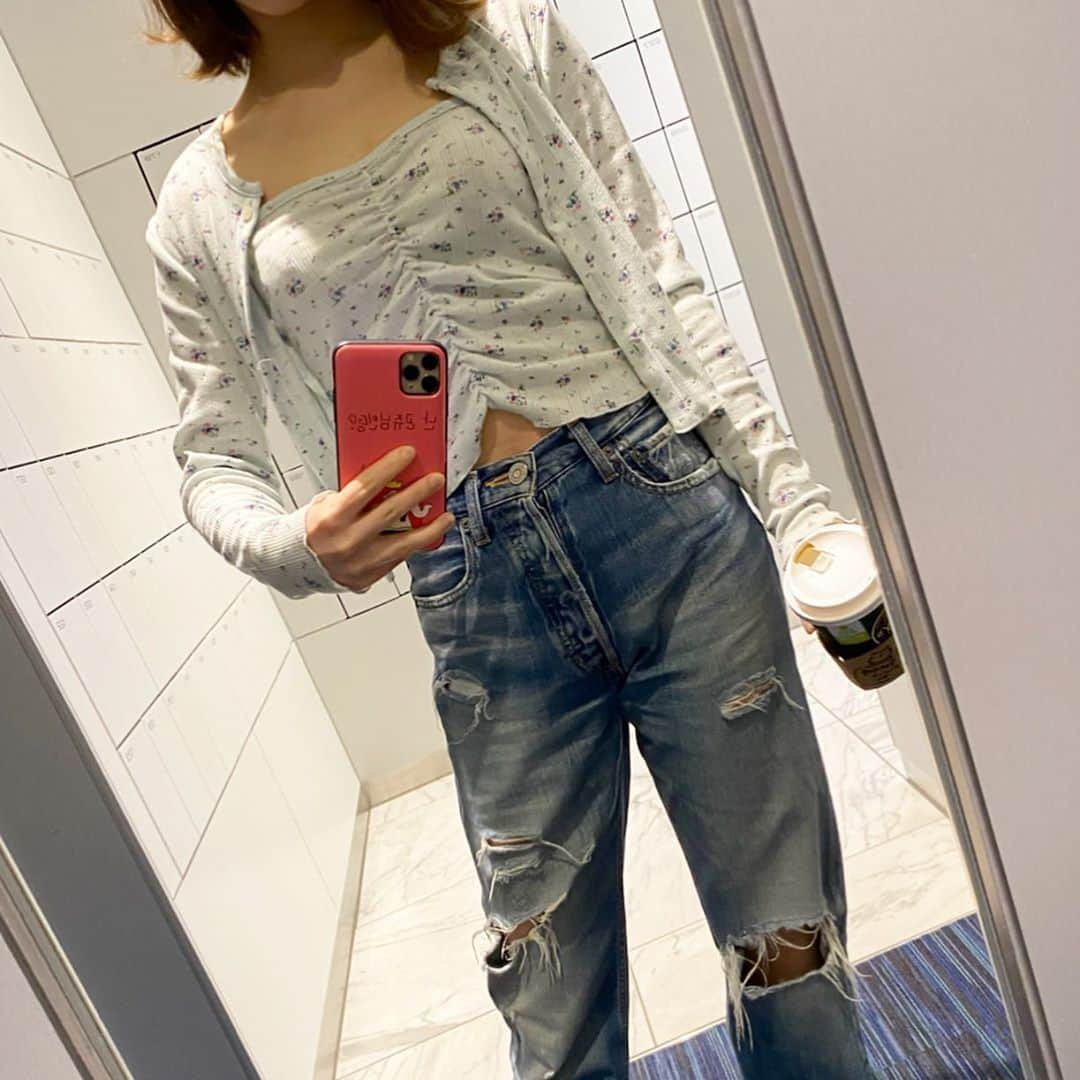 ひよんさんのインスタグラム写真 - (ひよんInstagram)「🌼👖 ㅤㅤㅤㅤㅤㅤㅤㅤㅤㅤㅤㅤㅤ 最近ほんとにほんとに大活躍してくれてる #おフェロベビーフラワーセット 🌹🌷🌻❤️ これだけで手抜き感なくなるし、 カーディガンが絶妙な薄さでこの時期にぴったり😆👏 ㅤㅤㅤㅤㅤㅤㅤㅤㅤㅤㅤㅤㅤ カーディガンだけで着てもいいし、 キャミをインナーとしてもかわいい🥰🥰 少しおフェロな感じもたまらん。笑笑 ㅤㅤㅤㅤㅤㅤㅤㅤㅤㅤㅤㅤㅤ このときのコーデみたいに、 ダメージが入ったボーイズデニムと合わせると 花柄が苦手な子でも可愛く着れると思う😍 ㅤㅤㅤㅤㅤㅤㅤㅤㅤㅤㅤㅤㅤ @9unq.official  #9unq #9unqstyle #9unqコーデ #꾸안꾸 #クアンク #ひよん」6月22日 11時33分 - cchan_fee4