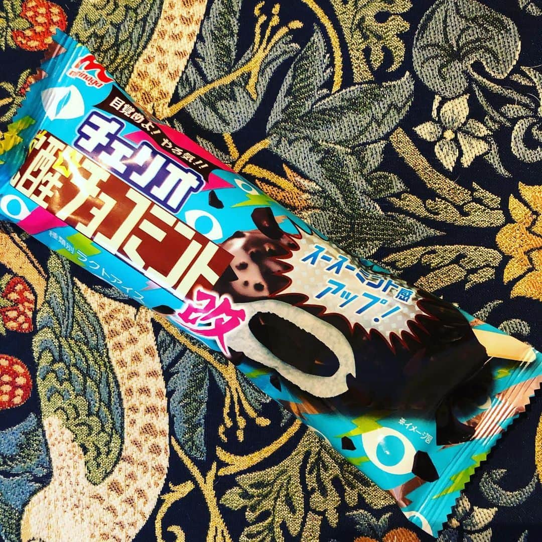 藤田朋子さんのインスタグラム写真 - (藤田朋子Instagram)「ガツンと！ 来た！  ちょっと固めで「え？棒？」って思うくらい🍫 中にトロッとしたチョコが入っていますが、ミント感強し🌿 甘めのチョコミントが多いですが、これは、ミント（苦味）の感じられる味ですね🌱  #チョコミント #チョコ民党  #アイスクリーム #アイスバー #ミント #夏だ #chocolate #mint #icebar」6月22日 11時36分 - chiendormant