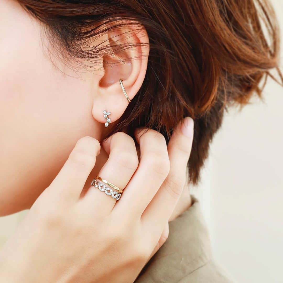 ヴァンドーム青山さんのインスタグラム写真 - (ヴァンドーム青山Instagram)「. 【 coordinate 】 ダイヤモンドのフラワーモチーフが可憐なピアスにモダンなイヤーカフをプラス。プラチナとゴールドのコンビネーションでおしゃれ度がアップします。 . #ピアス #イヤーカフ #earcuff  #piercedearrings #ring #リング #platinum #プラチナジュエリー #ジュエリーコーディネート #jewelry #accessory  #ジュエリーコーデ  #vendomeaoyama  #ヴァンドーム青山」6月22日 11時54分 - vendomeaoyama_official