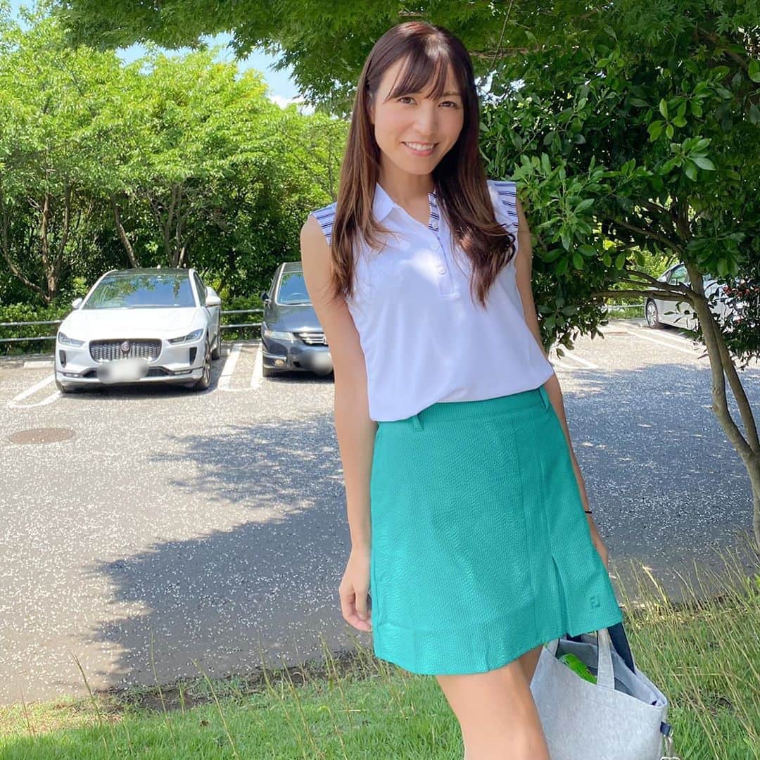 のインスタグラム：「. 練習⛳️🏌️‍♀️ . この日は暑かったのでゴルフウェアで👚 . 上下 @footjoy.japan  私には珍しい！？グリーンのスカートです💚 . トップスはYouTubeの撮影時に一目惚れしたもの😍 ネイビーも可愛かったなぁ💙 . ノースリーブだけど少しヒラヒラのフリルがあるのは二の腕を程よく隠せて嬉しい😜 . . . #golf #footjoy #footjoygolf #ゴルフ#ゴルフ練習場#フットジョイ#アパレル#ゴルフウェア#レデースゴルフウェア#夏ゴルフコーデ#YouTube #YouTube見てね#おしゃれはたのしい#眩しい#眩しいスマイル」