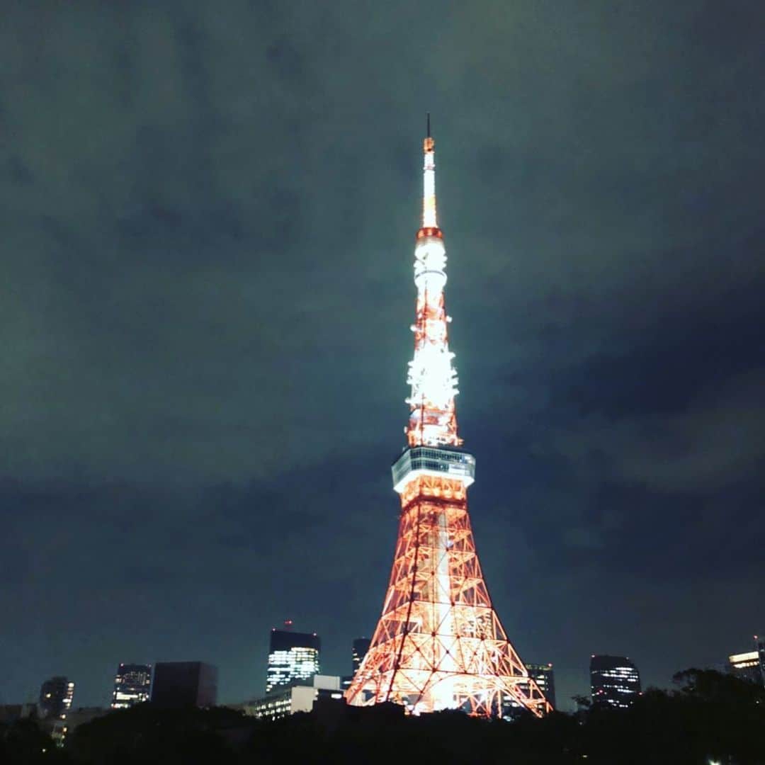 ひうらさとるのインスタグラム：「以前よくインタビューなどで「朝は3、4時に起きて仕事してます」と言ってましたが、実は…あれ2年くらい前に辞めました。今は普通に6時半くらいに起きてます。寝る時間はあんまり変わらないので8時間睡眠確保。 さらに1日1時間はエアロバイク乗って、週2でピラティスしてるですよ（えらーい）。 で、10時半に着席、18時半に仕事終えてるから…あれ？8時間しか仕事してない！漫画家としてあるまじき短さ！ （しかも今12時近くなのに昨日のドラマ見て1枚も描いてない…「スイッチ」期待通りの面白さですね！） なんか仕事が溜まってきたな…なぜだ…と振り返ってみただけのインスタでした。 今週はもうちょっと仕事しよう…。 #写真は特に意味ないいつかの東京タワーです #ドラマスイッチ」