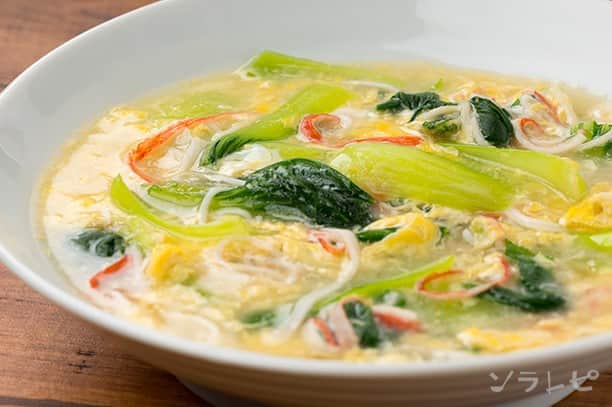 ソラレピさんのインスタグラム写真 - (ソラレピInstagram)「チンゲン菜の卵あん Egg starchy sauce of Bok-choy . カニカマが、味にも見た目にもアクセントの一品です💡✨ 優しい味付けで、お子様も食べやすいおかずです😍✨ . 【材料】<4人分> 水・・・2・1/2カップ チンゲンサイ・・・2株 カニカマボコ・・・6本 鶏ガラ出汁・・・小さじ2 塩・・・少々 片栗粉・・・小さじ4 水・・・大さじ2 卵・・・2個 .  レシピの詳細はソラレピアプリでチェック @solarepi のリンクからDLできます ソラレピ献立の写真投稿も #ソラレピ でお待ちしてます♪ . #solarepi #food #recipe #レシピ #cooking #料理 #instafood #簡単料理 #簡単レシピ #献立 #menu #japanesehomecooking #japanesefood #yummy #foodporn #foodstagram #homecooking #deristagrammer #クッキングラム #おうちごはん #チンゲン菜 #Bok-choy #卵あん #Egg #カニカマ #かにの日」6月22日 12時00分 - solarepi