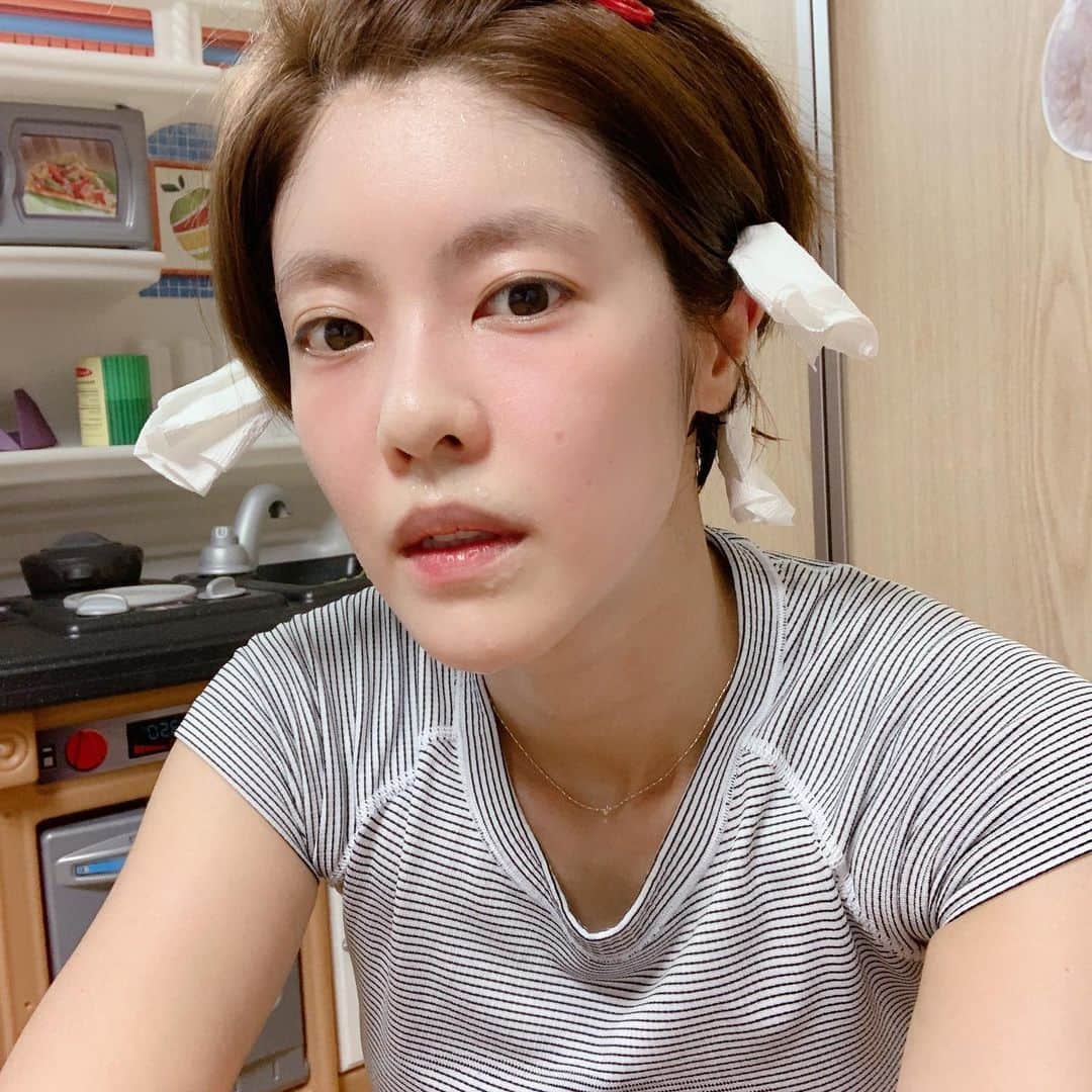 イ・ユンジのインスタグラム：「침흘린거아니고,비맞은거아니고#홈트20분 #내귀에키친타올#위생적땀흡수넘좋하욤」