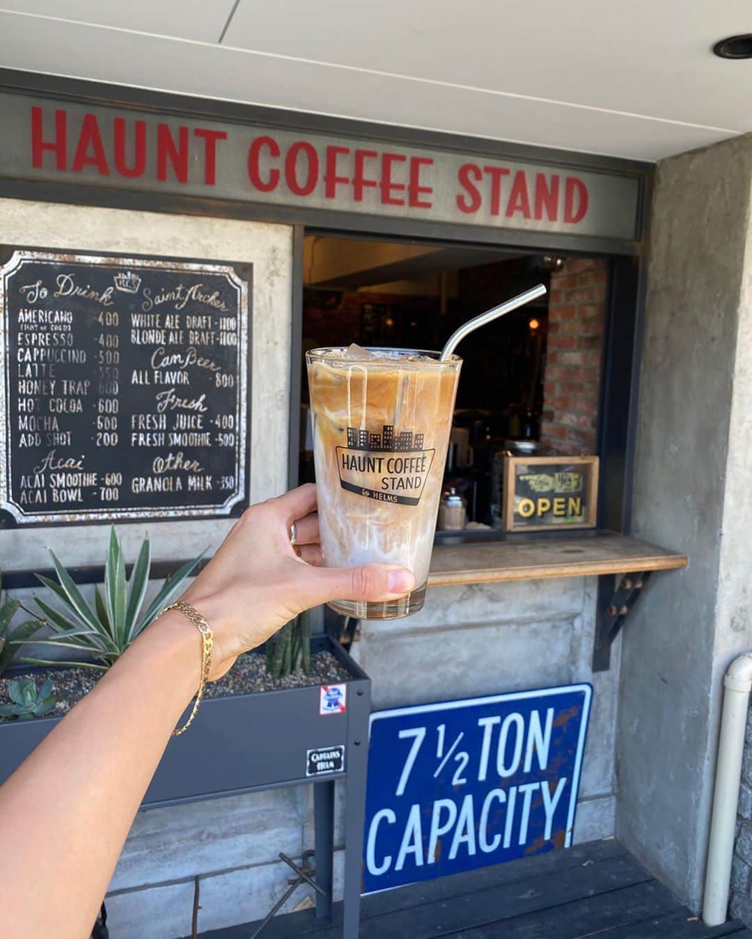 のインスタグラム：「Nearly 8 months Sober!!! Coffee is my new Drug 🖤 I mostly stick to one a day, but it’s a nice little treat to look forward to.  This is probably the longest I have been without Alcohol since I was a teenager, I didn’t have a huge problem with Alcohol (ok, maybe I did) but I knew that I was starting to become dependent on it whenever I wanted to escape, or avoid what I’m feeling in the moment. It is one of the best decisions I have ever made - It was not easy but it can be done. I read a book called ‘This Naked Mind’ by Annie Grace and that’s when things really clicked and I could let it go without any descipline. Not waking up without a hangover is bliss. I never want to feel that way again, headache, nausea, crippling anxiety. I’m surprised I survived it all, over and over.  For anyone struggling with alcohol or questioning your relationship with it, I really recommend this book - give it a read, nothing to loose 🤍. . お酒辞めてからもう少しで8ヶ月。 今はコーヒーが毎日のご褒美☕️ 8ヶ月、大したことないやんっ！って思うかもしれないけど、昔飲んでた量を考えると奇跡✨ ずっと辞めたいと思ってたけど、ほぼ毎日飲む習慣だったし、付き合いもあるし中々踏み出せなかったけど、とある日この本 ‘This Naked Mind’ - Annie Grace に出会って考えが１８０度変わった。無理なく辞めれたと言うから、もう飲みたくなくなった。人生で本当に良い決断だった。もう２度と二日酔いと言う地獄を体験しなくて良いと思うとほんと幸せ。 今の方が百倍ハッピー❤️ 一生飲まないとは言わないけど (人生何があるかわからんからね😘) とりあえず8ヶ月 Alcohol Free に乾杯🔥. . #8monthssober#soberlife#alcoholfreelife#alcoholfree#coffeelover#coffee#tokyocoffeeshop#anniegrace#thisnakedmind#sober#ノンアル生活」