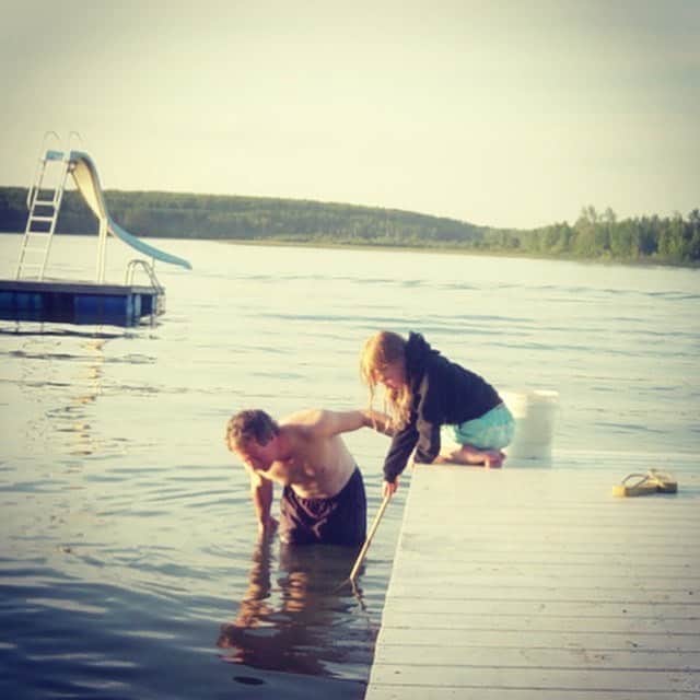 ナターシャ・ピュリッチのインスタグラム：「Minnow catching champion, biking buddy, surgery rehab partner, sporadic vacationer, my personal hype man and the guy with the biggest heart. 💜 #wearelucky #dadjokes #terrbear」