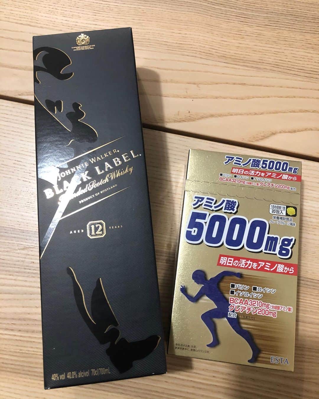 のインスタグラム：「父の日ということで 実家に帰り 妹夫婦も合流してトランプタイム ps4も面白いけど トランプもやっぱ面白いね  そして毎年恒例のホタルを観に 地元の河原に  嫁さんと出会ってから 毎年のイベント 世の中的にも色々あるけど 今年も観れて良かった 来年も絶対観るぞ！！ で、帰宅したら まさかの自分にも 子供達からプレゼント貰いました  いつまでもステージに立ち 酒飲めってことかな（笑） いくら気持ちが若くても 身体は正直言だからねー 頑張ります  ありがとう 嬉しかったよ  #fathersday  #最高に幸せな一日でした」
