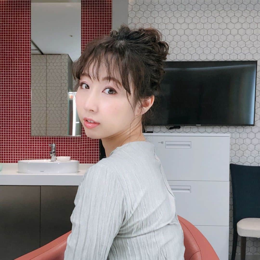 崎本ゆかりのインスタグラム：「🍡 昨夜のお仕事hairmake まりちゃん @m_yana_hm ありがとう♡♡ 楽しいメイクルームだった..笑 おつかれさまでした！ . . #hairmake#upstyle#nuance#model#tvshow#qvcjapan#mywork#smile#happy#fun#thanks#memories #お団子ヘア#ヘアメイク#お仕事#モデル#テレビ#生放送#深夜#いつもありがとう#お疲れ様でした#🍡」