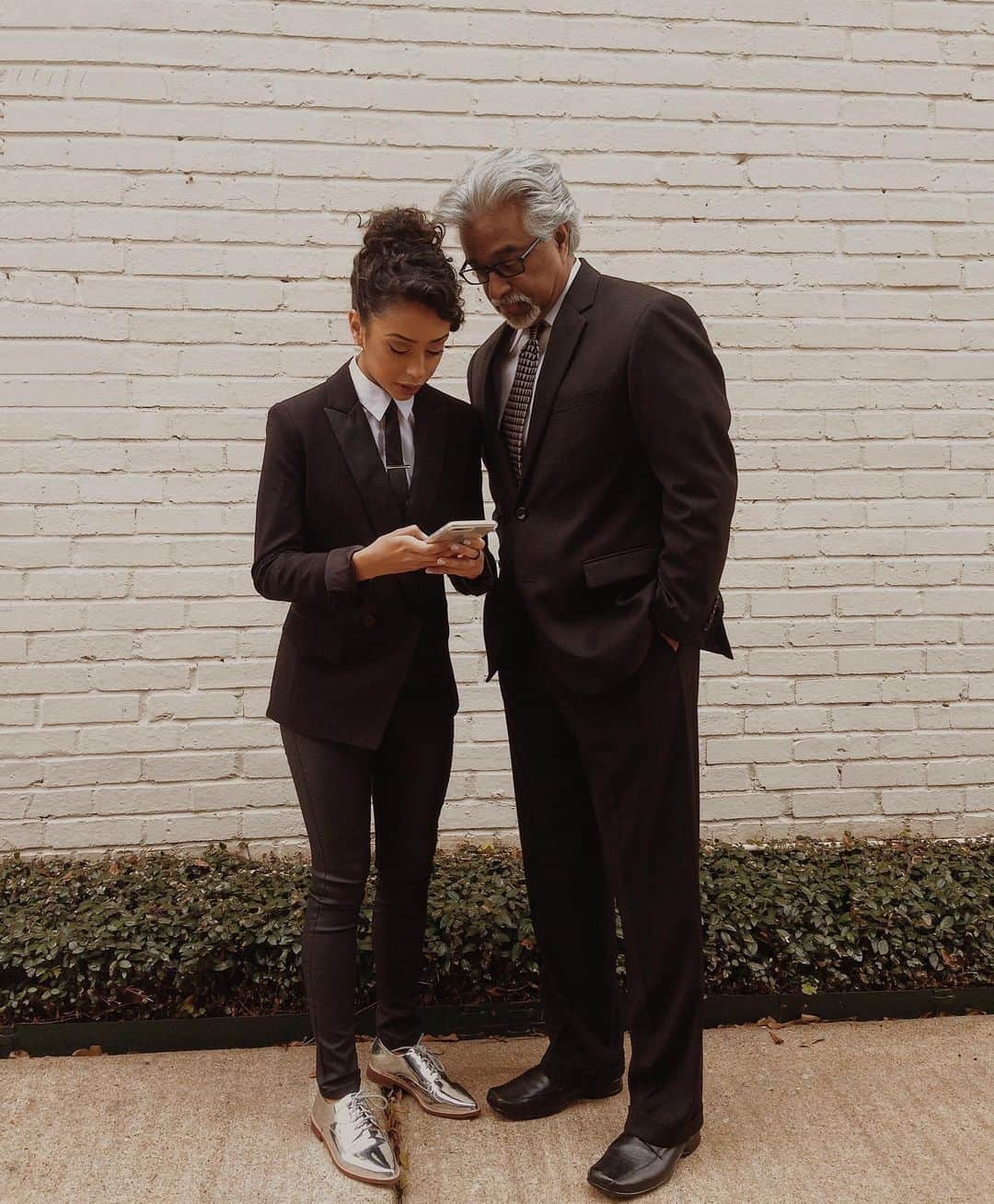 リザ・コッシーのインスタグラム：「happy daughters awareness day • thank you for giving me this life... and you're VERY welcome for giving you this gray hair.」