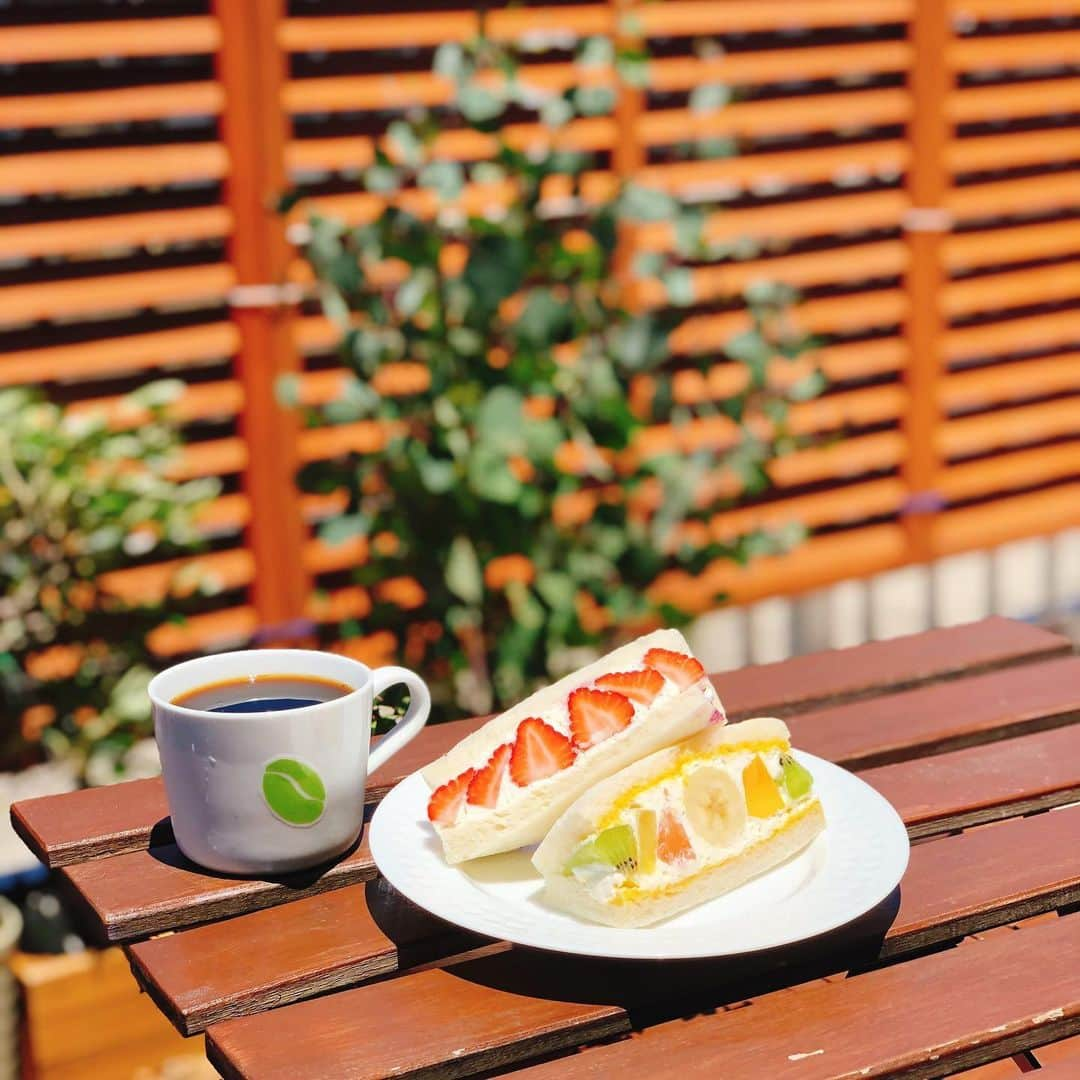 横山エリカのインスタグラム：「We're serving colorful fruit sandwiches today🍓Pair it with our coffee, and it sure will brighten up your day during this rainy season☕️ #greenbeancoffee #imaginarycoffeeshop #tokyo . . 番組でフルーツサンドを取材してから店主とてもハマっております😌 当店でもメニューに加えました🥝 是非コーヒーと合わせてお召し上がりください☕️ #全て妄想です #フルーツサンド」