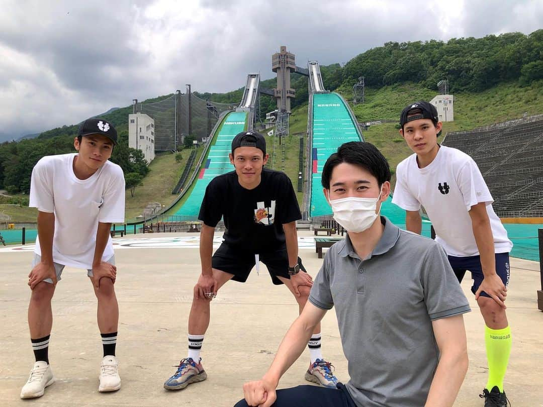 重盛赳男さんのインスタグラム写真 - (重盛赳男Instagram)「NBSみんなの信州🏔 今日は、スキージャンプの竹内択選手率いる「team taku」をご紹介します！ . 飯山市出身の竹内選手は、去年からプロとして活動中。 そこに今年は、信州出身で大学を卒業したばかりの永峯寿樹選手と中村優斗選手が加入しました。 クラウドファンディングや動画配信をはじめ、これから幅広く活動していく予定です！ . 3人とも大ウェルカムで、楽しい取材でした！ 写真は私が主張していますが、主役は勿論3人です。笑 ぜひご覧ください！ . #nbs #長野放送 #みんなの信州 #スキージャンプ #teamtaku #竹内択 選手 #永峯寿樹 選手 #中村優斗 選手 #重盛赳男 #アナウンサー」6月22日 12時24分 - shigemoritakeo