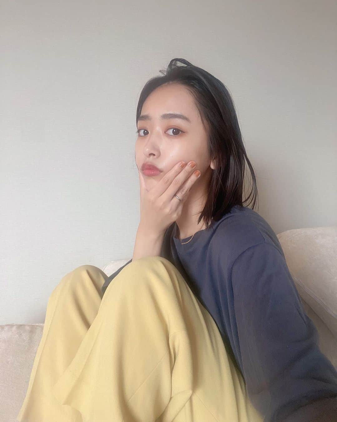 近藤千尋のインスタグラム：「今日は下地だけ塗って ファンデ無しメイク💄 オフだから次女👶とまったり🙂 親知らずの後の内出血隠しポーズ❤️笑 #月曜 #まったり #休日」