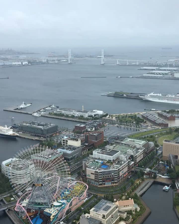 横浜ロイヤルパークホテルのインスタグラム：「雨模様のみなとみらい☔️ たまにはこんな景色はいかがですか。  #横浜ロイヤルパークホテル #yokohamaroyalparkhotel #横浜 #yokohama #絶景 #絶景ホテル #ホテルからの景色 #hotel #hotelstay #ステイケーション #☔ #梅雨 #thepreferredlife #royalparkhoteljp #横浜ロイヤルパークホテルからの絶景」