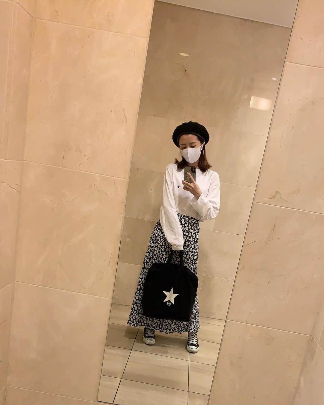 清水佐紀さんのインスタグラム写真 - (清水佐紀Instagram)「#coordinate . . . tops... #conversetokyo  skirts... #zara shoes... #converse  bag... #conversetokyo . #black × #white #モノトーンコーデ」6月22日 12時33分 - saki___shimizu