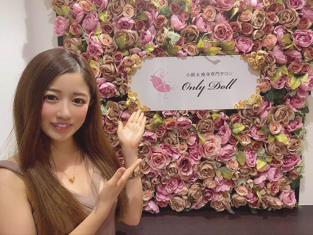 あやなさんのインスタグラム写真 - (あやなInstagram)「昨日は新宿NEW Openの小顔&痩身専門サロン"onlydoll"に行ってきたよ❤️ お店もとっても可愛かった🌸 . あたしは顔の引き締めコースを施術してもらったよ😌 クワトロバーストキャビプレミアというマシンで、 RF(あたため)▶️レベル8 キャビテーション▶️レベル3 EMS▶️レベル3 であてていただきました😳✨ . そのあとのハンドマッサージもめっちゃ気持ちよかった💋 . 顔もすっきり✨ . あたしのインスタを見たで60分で税込9,980円から15%オフの税込8,483円でできるよ✨ ちなみにボディもあるよ👀 . あたしもまた行こうかな✨ . . #小顔痩身サロン　 #onlydoll東新宿 #新宿 #newopen #小顔引き締めコース #エステ #ems #ハンドマッサージ #リンパマッサージ #気持ちかった #@onlydoll」6月22日 12時35分 - aya_23.k