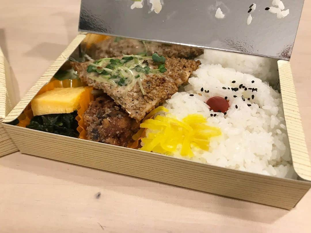 棚橋弘至さんのインスタグラム写真 - (棚橋弘至Instagram)「現場の朝ごはん #おにぎり 🍙チキンカツ弁当🍱とアジフライ弁当🍱美味しそう(´༎ຶོρ༎ຶོ`)でも、オレには #鉄の意志 がある。」6月22日 12時39分 - hiroshi_tanahashi