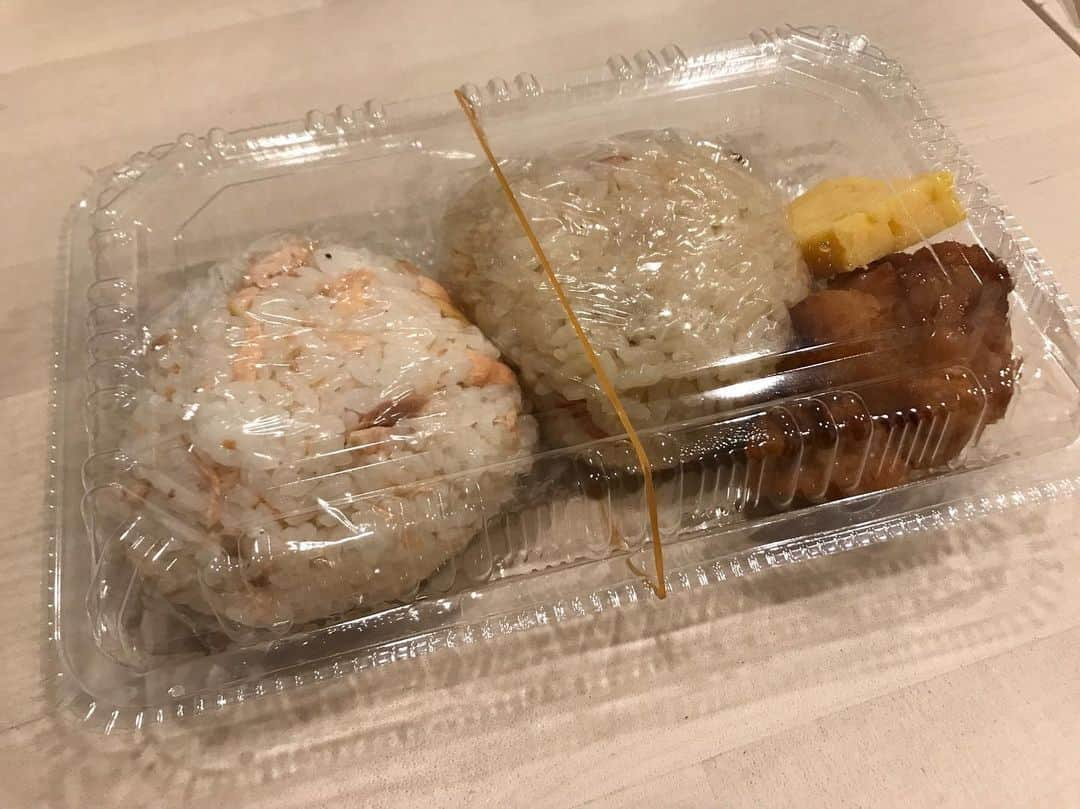 棚橋弘至さんのインスタグラム写真 - (棚橋弘至Instagram)「現場の朝ごはん #おにぎり 🍙チキンカツ弁当🍱とアジフライ弁当🍱美味しそう(´༎ຶོρ༎ຶོ`)でも、オレには #鉄の意志 がある。」6月22日 12時39分 - hiroshi_tanahashi