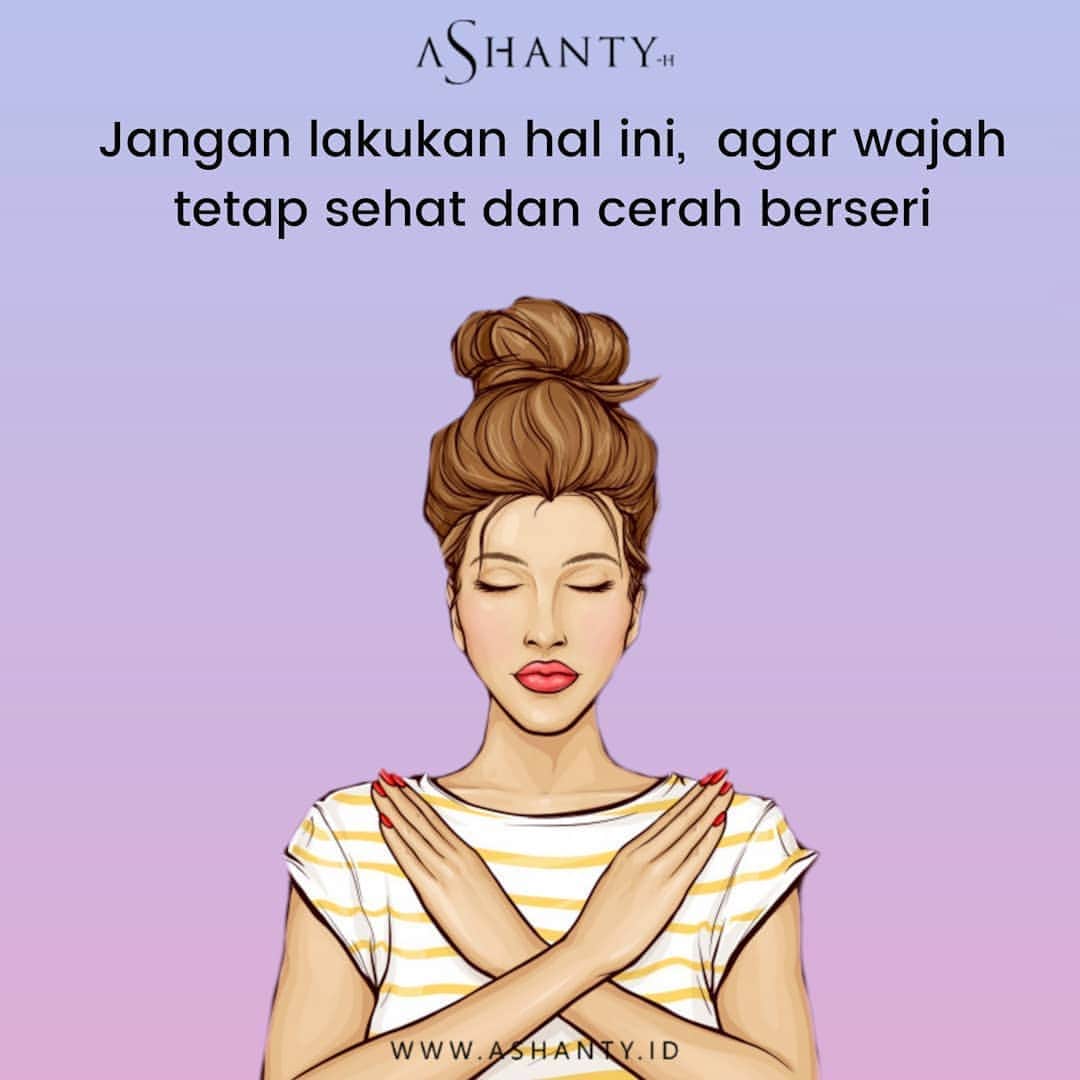 ASHANTY BEAUTY CREAM OFFICIALのインスタグラム：「Mencuci wajah dengan sabun? Sudah. Memakai pelembap? Juga sudah. Lalu, kenapa kulit wajah justru terlihat kusam dan kasar yah? Bisa jadi masalahnya ada pada kebiasaan yang kamu lakukan sehari-hari. Bukan hanya faktor lingkungan seperti paparan sinar matahari, kebiasaan yang kita lakukan juga bisa membuat wajah jadi rusak loh Coba simak di bawah ini! 1. Tidak memakai sunscreen Sudah bukan rahasia lagi kalau paparan sinar matahari memiliki dampak buruk. Tidak hanya bisa membuat kulit memerah akibat terbakar serta menimbulkan noda hitam, paparan sinar matahari secara berlebihan juga bisa sebabkan kanker kulit lho. Oleh karena itu, jangan pernah melewatkan penggunaan sunscreen yah! 2. Memencet jerawat Jerawat yang tiba-tiba muncul memang menyebalkan. Rasanya, jari tangan gatal sekali untuk memencetnya. Iya, nggak? Tapi, jangan sampai dilakukan yah, Bela. Memencet jerawat hanya akan merusak lapisan kulit serta dapat menimbulkan bekas seperti bopeng yang jauh lebih susah untuk diatasi. 3. Terlalu sering mencuci wajah Mencuci wajah terlalu sering tidak akan membuat wajah menjadi bersih maksimal. Justru hal ini akan merusak lapisan terluar lulit wajah. Hasilnya, wajah tidak saja jadi cenderung berminyak, tapi juga dapat terkena iritasi, inflamasi, maupun komedo. Nggak mau kan? 4. Menggunakan produk berbahan alkohol Nggak sedikit produk perawatan skincare yang menggunakan alkohol sebagai salah satu bahannya. Tapi, tahukah kamu, terlalu sering dan terlalu banyak menggunakannya akan memengaruhi kondisi wajah, terutama jika kulitmu sensitif. Alkohol dapat membuat wajah menjadi sangat kering serta iritasi. Jadi, sebaiknnya hindari produk dengan bahan yang satu ini yah.  Sumber : https://bit.ly/2NkqkEg」
