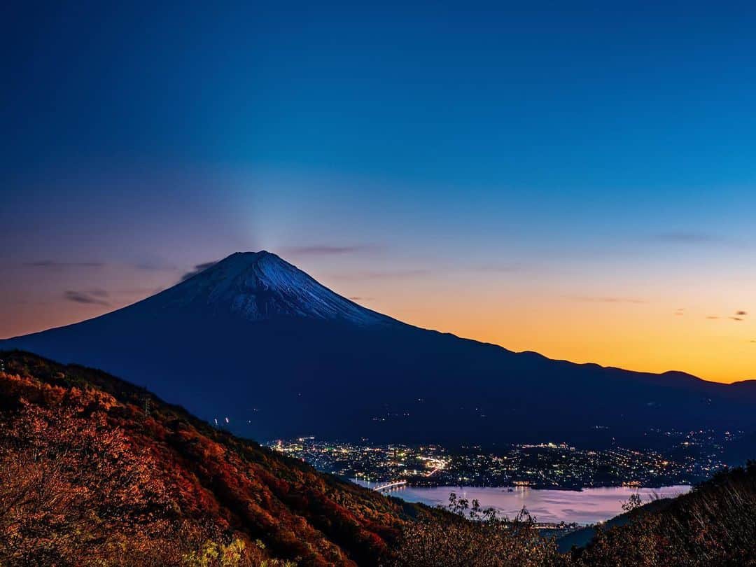 tomohiro koshikaのインスタグラム：「山梨県🗻天下茶屋 富士の夕景 Mt.Fuji sunset view 🌅 Time blended photography📸」
