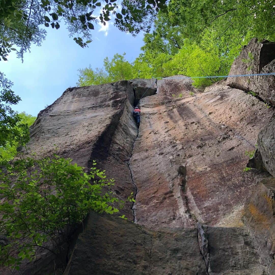 小武芽生のインスタグラム：「やっと！念願の❣️ 岩に挟まりながら登るクライミングをした。 初めてだったから安全第一でトップロープ。 これは楽しいハマりそう😏  久しぶりの自然の中は本当に気持ちがよかった  #クラッククライミング　#ロッククライミング」