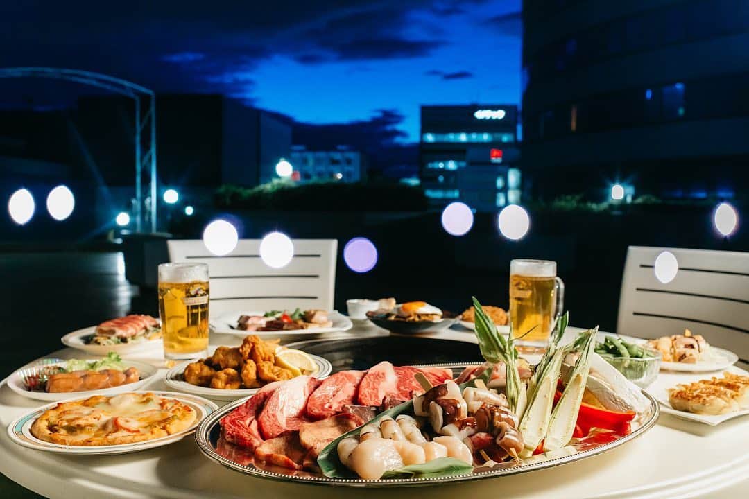 新横浜プリンスホテルのインスタグラム：「. ＼ホテルで楽しむアウトドアな夏🍺／. 待ちに待った季節の到来です！気軽にバーベキューが楽しめるビアガーデンが夏期限定でオープンいたします！ゆったりとお過ごしいただける、ホテル屋上のビアガーデンで夏を満喫しませんか？⁣ ⁣ ◆ファミリー特典　小学生未満のお子さまにはデザートプレゼント！⁣ ◆プレミアム飲み放題プランに今年はクラフトビールが新登場⁣ ◆雨天でも安心♪ホテル内レストランでお料理をご提供いたします⁣ ⁣ 【ご予約開始】2020年6月24日(水)より⁣ ⁣ ⁣ ＼Enjoy the summer outdoors at the hotel!／ ⁣ The season we've all been waiting for is finally here! The beer garden will be open for a limited time during the summer. Enjoy cozy summertime barbeque at the beer garden on the hotel rooftop!⁣ ⁣ ◆Special family offer: Free dessert for children under elementary school.⁣ ◆Craft beer is now added to the Premium All-you-can-drink menu.⁣ ◆Food is also served in the hotel's restaurant on rainy days.⁣ ⁣  #新横浜プリンスホテル#プリンスホテル#新横浜#横浜 #ホテルレストラン #ホテル#ビール#ビアガーデン #バーベキュー #屋外 #アウトドア #テラス #ルーフトップビアガーデン #新横浜駅 #飲み放題 #クラフトビール#屋上ビアガーデン#夜景 #shinyokohamaprincehotel#princehotel#shinyokohama#yokohama#beergarden #beer #BBQ #hotel #restaurant #myyokohama #staypositive #staysafe⁣」