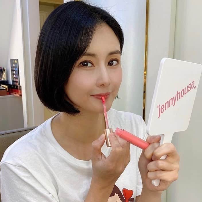 チェ・ジョンユンのインスタグラム：「#제니하우스코스메틱 의 #월드볼륨코팅틴트#비건틴트 맨날 이렇게 이뿌고 좋은제품만들기 있기없기!」