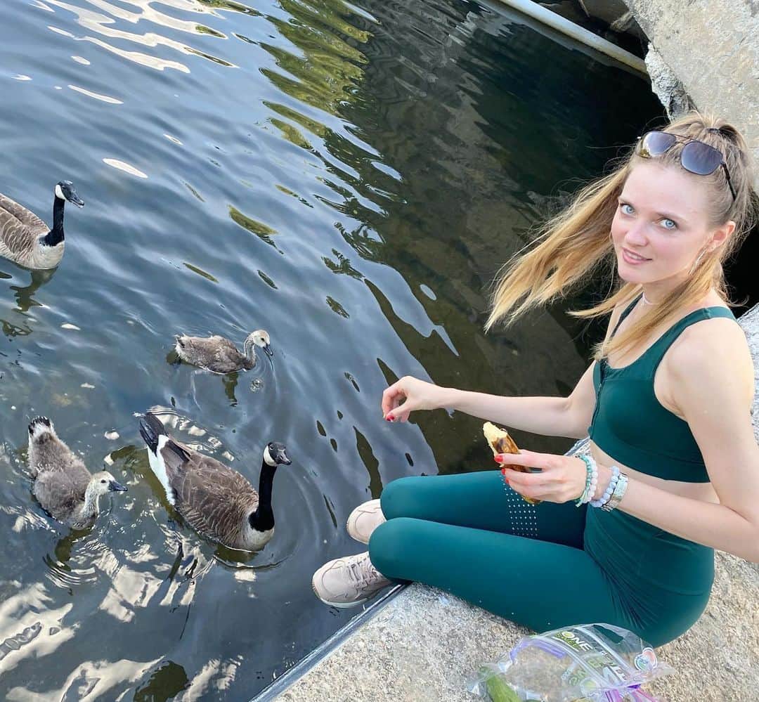 ヴラダ・ロスリャコヴァのインスタグラム：「Setting my boundaries with new friends.」
