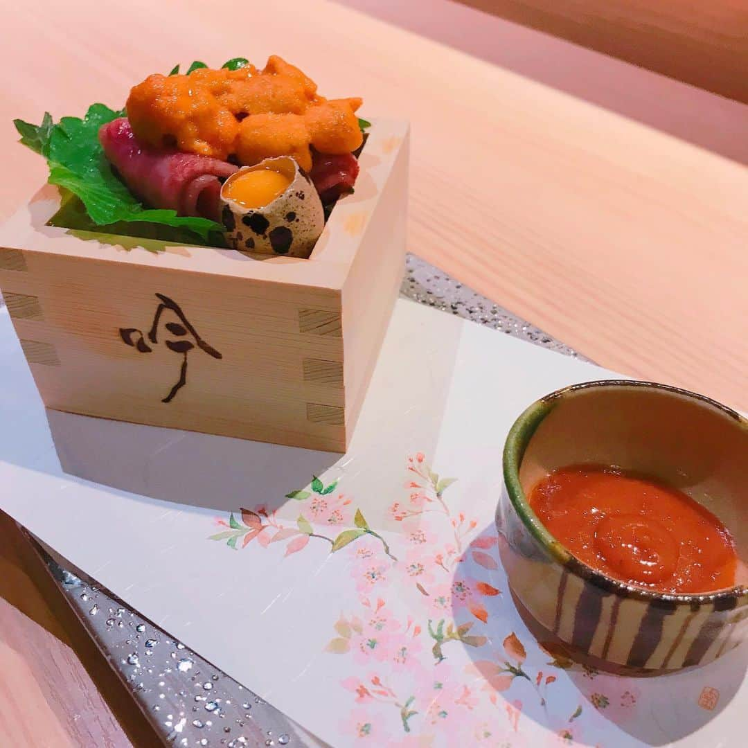 肉割烹吟北新地店さんのインスタグラム写真 - (肉割烹吟北新地店Instagram)「おはよう御座います。  ほんの一部ではございますが こちらは蘭コースにございます 〜お造り〜 尾崎牛うにく  となっております。 尾崎牛のどっさり雲丹をのせ もろみ醤油とうずらの卵を 絡めて食べて頂きます。  是非ご賞味ください。  #肉割烹吟  #尾崎牛  #宮崎  #北新地  #大阪  #梅田  #肉  #割烹  #和牛  #ディナー  #料理  #ワイン  #サプライズ  #デート  #接待  #顔合わせ  #コース  #記念日  #誕生日  #ステーキ  #肉食女子 #肉好きな人と繋がりたい  #グルメな人と繋がりたい  #肉スタグラム  #肉好き  #インスタ映え  #すき焼き  #コロナ対策」6月22日 12時55分 - gin.kitashinchi