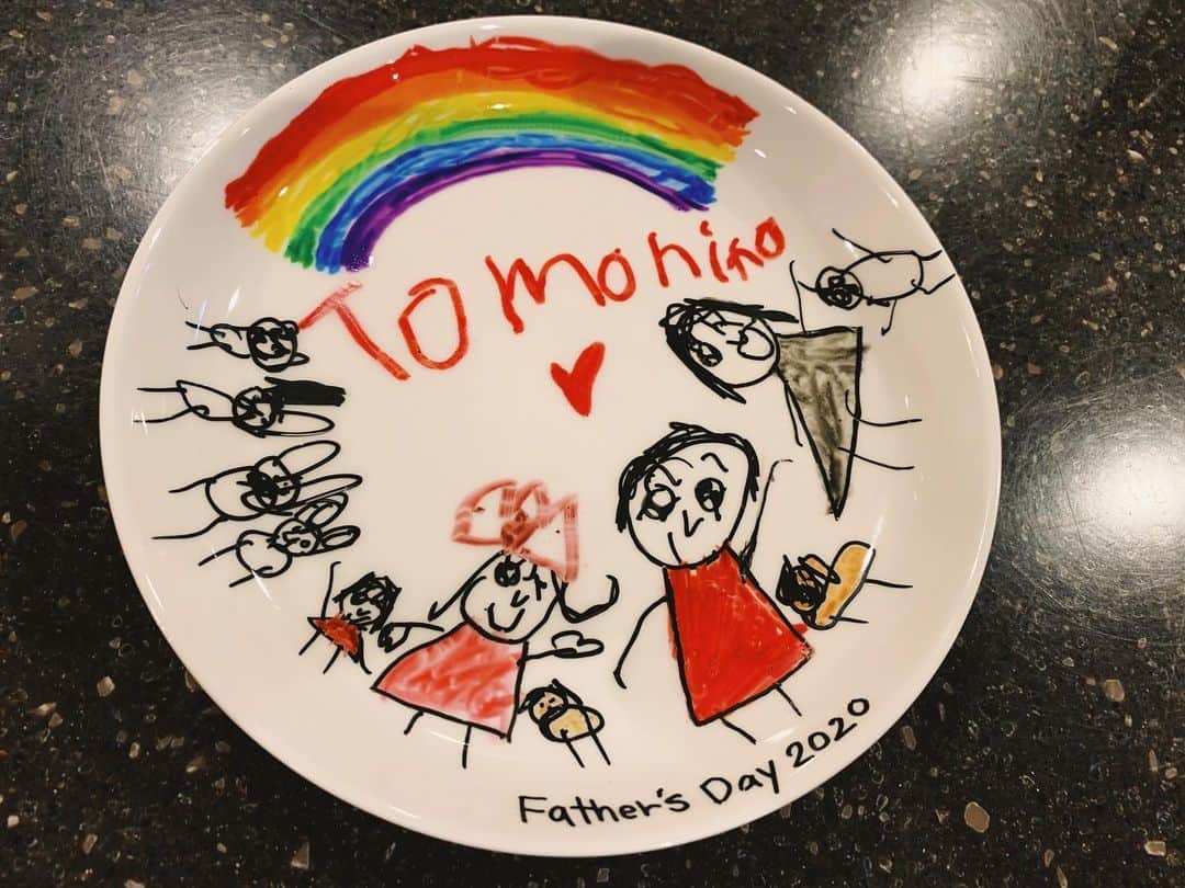 水嶋ヒロのインスタグラム：「うれしすぎ☺︎ #父の日プレゼント #長女 #fathersdaygift from my #daughter #love #家族 #familylife  なんでいつも名前なんだろ🤣」