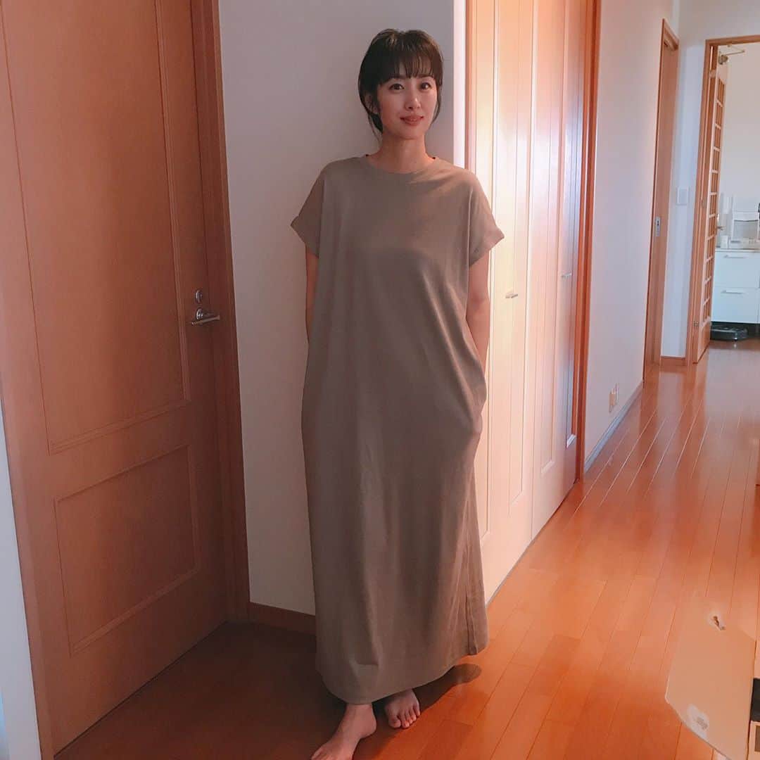 坂下千里子さんのインスタグラム写真 - (坂下千里子Instagram)「帰宅してすぐ着替える派。  @norc.jp  #結局#ワンピース #好き #ベージュ#右の段ボール📦#あなたには#見えますか？🤣」6月22日 13時07分 - chiriko_sakashita_official