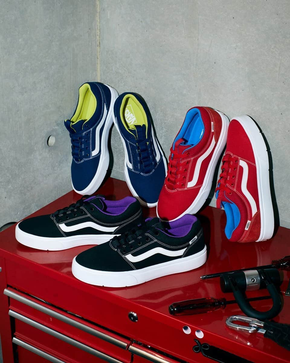 ABCマートさんのインスタグラム写真 - (ABCマートInstagram)「. <NEW IN>  VANS  V9011CVS ”AXLE”  BLACK/WHITE/PPL  RED/WHITE/SAX  BLUE/WHITE/LIME ¥6,500+tax  アッパーはシンプルなカラーリングにVANS最大の特徴でもあるサーフラインをデザインした1足。 アッパーはキャンバス素材、アウトソールはLITEソールを使用し ボリューミーな見た目からは想像できない軽量さを実現したモデルです。  #abcmart#abcマート#vans#vansjapan#ヴァンズ#axle#サーフライン#vanslife」6月22日 13時03分 - abc_mart_japan