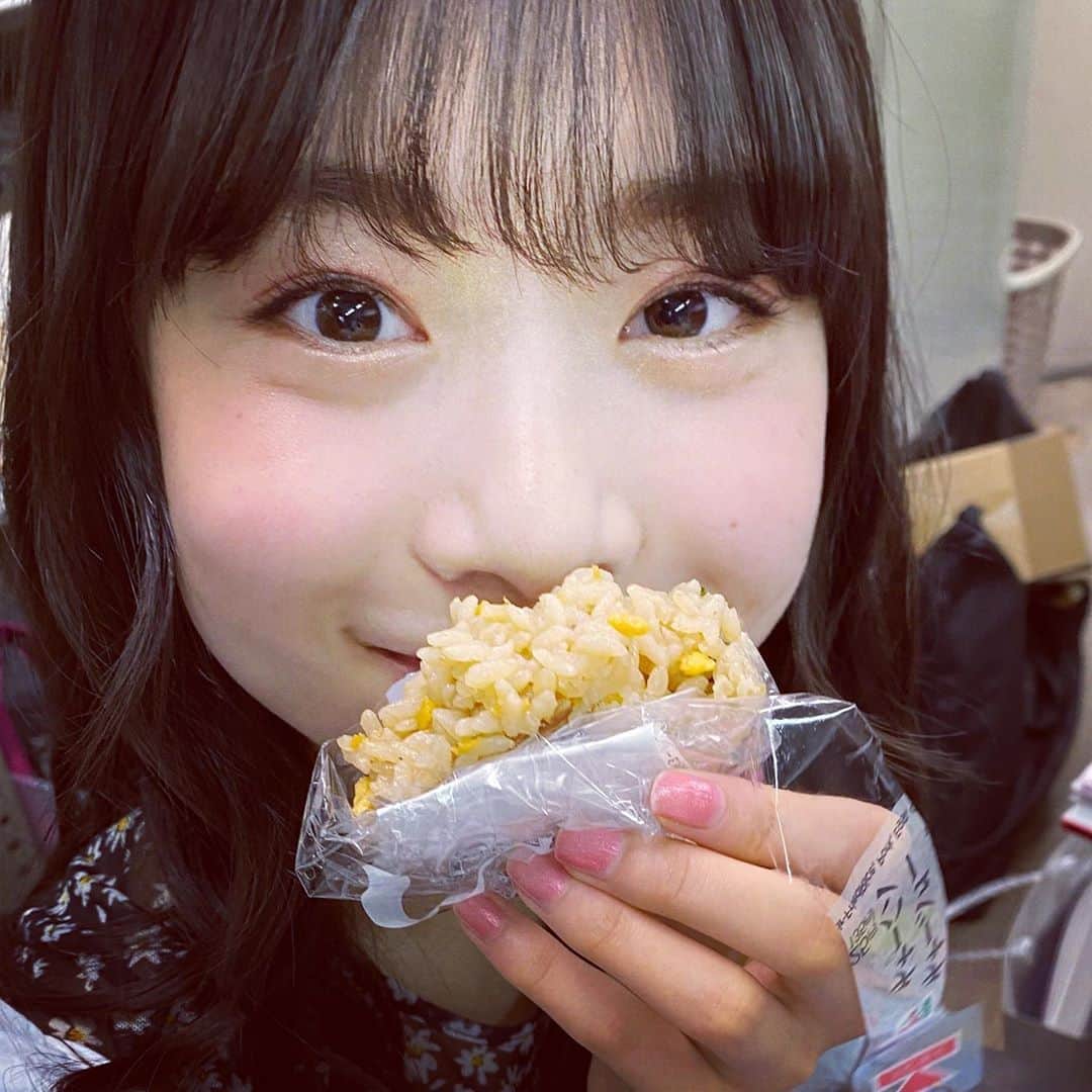 ニコ☆プチのインスタグラム：「﻿ ドアップ〜でおにぎりもぐもぐ🍙﻿ ﻿ ﻿ #ニコプチ﻿ #近藤藍月﻿ #中山あやか﻿ #もぐもぐタイム」