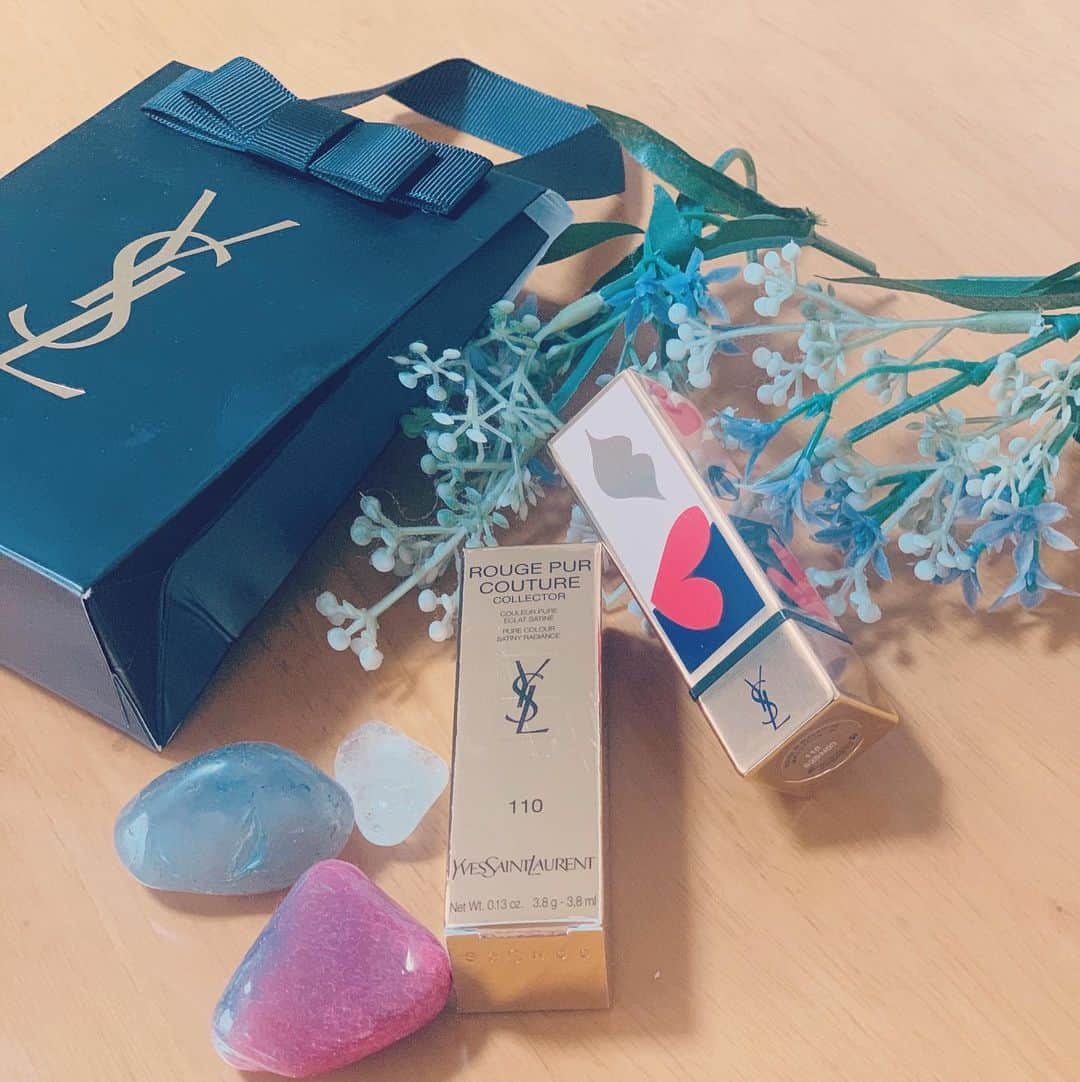 のインスタグラム：「イヴサンローラン　ルージュピュールクチュール💄コレクター110  ルージュが似合う大人の女性になりたい❤️小さい頃、ヤマハ音楽教室のボディコンみたいなスーツ着た黒髪ロングなピアノの先生がいつもつけてた記憶が...😍 #yvs #yvessaintlaurent #rouge #rougepurcouture #ルージュピュールクチュール #リップコレクター　#💄　#口紅　#lipstick  #instabeauty #makeuptools #makeup #beauty #lipstickcollection #cosmetics #頂きもの　#感謝」