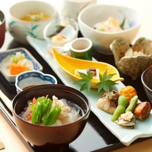 ホテルニューオータニ博多さんのインスタグラム写真 - (ホテルニューオータニ博多Instagram)「. . 【身体を労わる】. .  一品、一品が滋味深く、身体にしみわたり、ほっと落ちつく味。. . 日本料理千羽鶴の「昼御膳」. . 月替わりのメニューは、今は初夏を楽しむ旬の味覚と体を労わるお料理でお用意しています。. . . 14階からの眺めとともに午後のひとときを、こころゆくまでお楽しみください❣️. . . □昼御膳. . 時間：11：30～14：00 ※水曜定休日. . . 料金：￥2,600　※税金・サービス料別. . . 日本料理千羽鶴.  #和食 #日本料理 #ランチ#ホテルランチ #お昼ご飯  #ホテルグルメ #優しいごはん  #出汁 #日本料理千羽鶴 #ホテルニューオータニ博多 #心に染みるごはん」6月22日 13時16分 - newotani_hakata_official