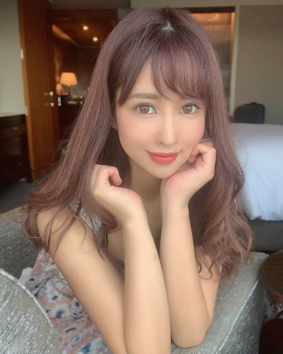 のインスタグラム：「👩✨ . @ing_aoyama 行ってきました🤍 . 着てるルームウェアは🤍 @plume.blanc この時期着やすくて、パット入りだから楽に可愛く着れます🤍スワイプして→2枚目の写真をチェックしてみてね🤍 . やっと、美容院に行たのでhappyです🎵 自粛中は、美容院に行毛なかったので…髪も伸びたし、髪の毛にクシが通らないくらいパサついて大変でしたっ💦 . @kikurin.1030  毎回、何のメニューをお任せしても上手なので、今回もお任せカラーです💓 紫強めピンクで、髪の毛のツヤ感が復活しました☺️🤍 とっても、綺麗な色に仕上がりました✨ . トリートメントもしてもらったので、髪の毛に潤いが戻りました💓 . 髪の毛の潤いと、サラサラ感がずーっと続く💓最強トリートメント✨私みたいに、髪の毛がすぐ傷む人にもかなりオススメです😊💇‍♀️ . . #カラー#トリートメント#美容院#ルームウェア#roomwear#coloring#cut#カラーカット#💈#💇‍♀️」
