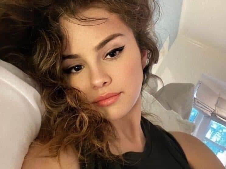 Always With Selenaのインスタグラム：「This world is CRAZY」