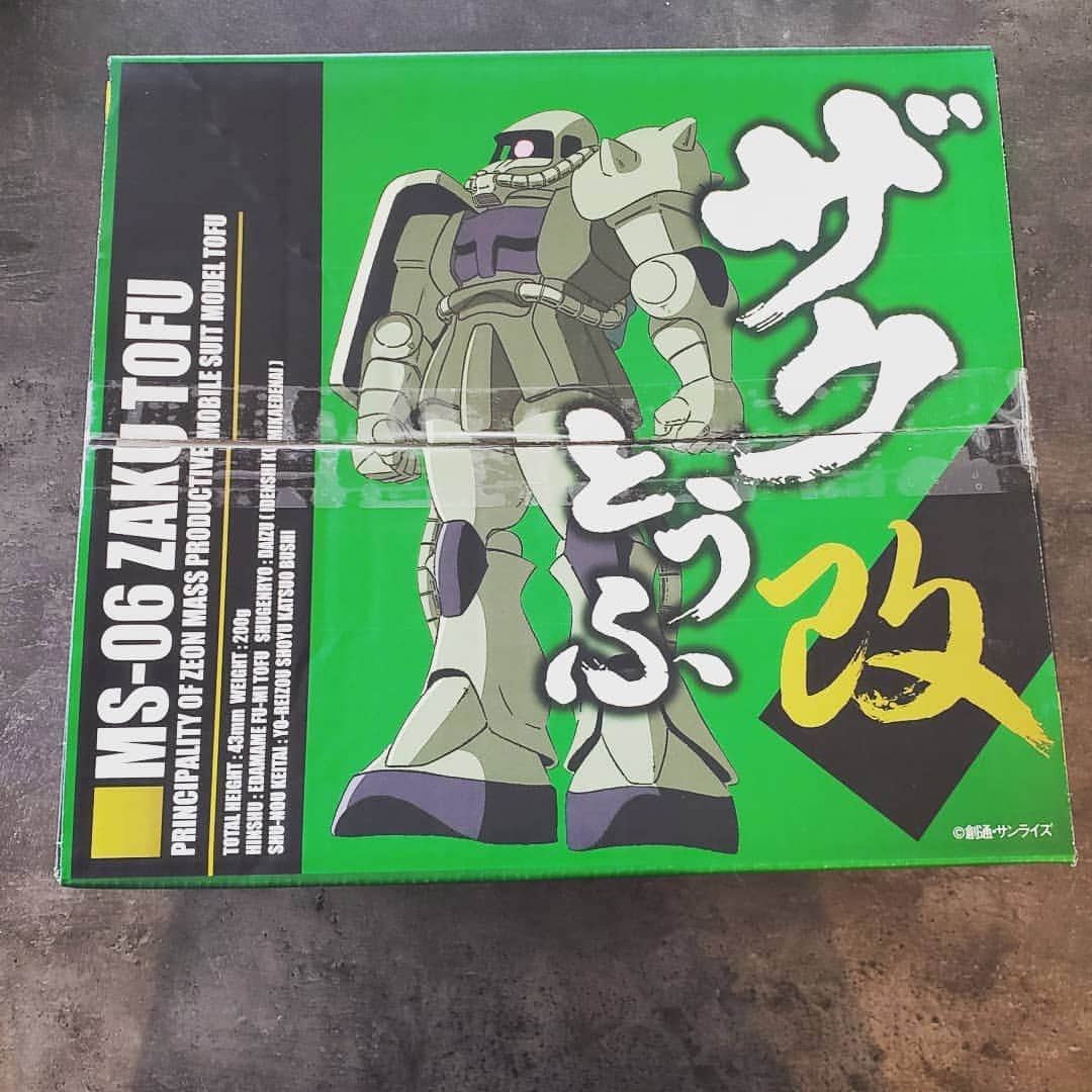 角川慶子のインスタグラム：「ザク豆腐が高級スーパー元町ユニオンにあった！ 私以外に需要あんのか！と思うけど、箱買いしました。 #ザク #ガンダム#kadokawa #ユニオン元町」