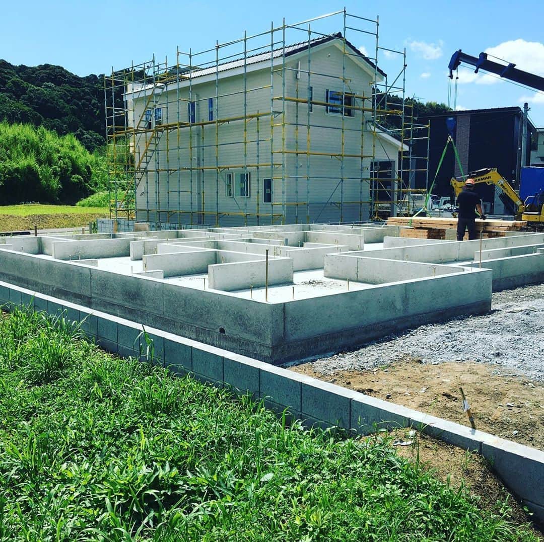 日大建築のインスタグラム：「基礎工事完了👷‍♀️ #日大建築#カリフォルニアスタイル #サーファーズハウス新築#注文住宅#宮崎市#モダン#オシャレ#ビーチ#海#surf #ハワイ#アメリカン#大工#建築#設計#ウッドスタイル#中古住宅#リフォーム#リノベーション#カバードポーチ#ウッドデッキ#ヘリンボーン#マイホーム#家造り」