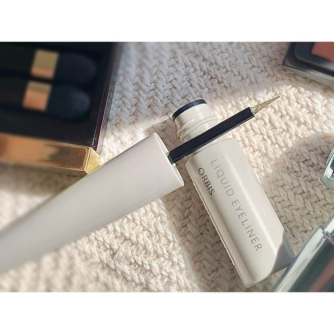 有村実樹さんのインスタグラム写真 - (有村実樹Instagram)「💄﻿ 週末のセルフメイクで使用した﻿ オルビスの8/21限定発売のラメライナー、トワイライトムーンがとっても可愛いので、要チェックです！﻿ ﻿ ライナーだけど指でぼかすとキレイにラメが広がるので、黒目の下にのせてウルウルに♡﻿ ﻿ ﻿ 夏はラメライナー、ラメマスカラ、ラメシャドウが沢山出ます✨﻿ ﻿ ちなみに、オルビスのラメライナーは1200円ですよー♪﻿ 安いっ😆﻿ ﻿ ﻿ ﻿ #ラメライナー #セルフメイク #アイライナー #限定 #オルビス #トムフォード #スリー #ランコム #eyeliner #makeup #cosmetics #orbis #tomford #three #lancome #miki_costetics_list #アイメイク #夏メイク #夏コスメ #美容 #美容好きな人と繋がりたい #有村実樹 #eyeshadow #アイシャドウ #リップ #リップメイク #チーク #プチプラ #新作コスメ﻿ #美容研究家 ﻿ ﻿」6月22日 13時44分 - arimura_miki