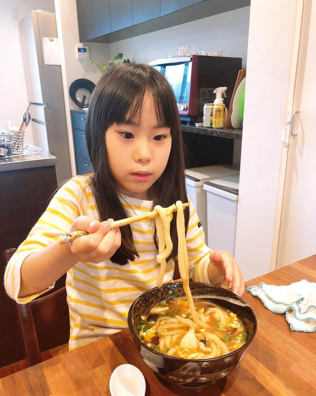 みきママさんのインスタグラム写真 - (みきママInstagram)「【ランチはかき玉うどんです！！】﻿ ﻿ ﻿ ﻿ ﻿ ﻿ ﻿ はる兄「うどんが食べたい。」ってさ。また、矯正からの口内炎か。﻿ ﻿ ﻿ ﻿ ﻿ ﻿ ﻿ かき玉うどんにしよう！！レシピは100たのに載っています。うどんが入るので、水と調味料を少し増やしました。﻿ ﻿ ﻿ ﻿ ﻿ ﻿ ﻿ ﻿ 私「杏ちゃん、うどんの時は髪を結びなさい。」って言ったら、﻿ ﻿ ﻿ ﻿ ﻿ ﻿ ﻿ ﻿ ﻿ 杏ちゃん「ハイハイ。」シャワーキャップかぶって食べていました。﻿ ﻿ ﻿ ﻿ ﻿ ﻿ ﻿ シャワーキャップかぶって食べるのって、おばあちゃんがやるやつだろ。お前さん、おいくつでしたっけ？﻿ ﻿ ﻿ ﻿ ﻿ #みきママ #かき玉うどん #杏ちゃん #シャワーキャップ」6月22日 13時54分 - mikimama_official