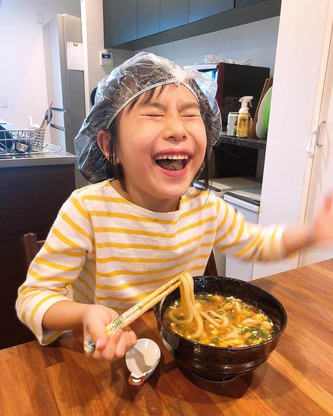 みきママさんのインスタグラム写真 - (みきママInstagram)「【ランチはかき玉うどんです！！】﻿ ﻿ ﻿ ﻿ ﻿ ﻿ ﻿ はる兄「うどんが食べたい。」ってさ。また、矯正からの口内炎か。﻿ ﻿ ﻿ ﻿ ﻿ ﻿ ﻿ かき玉うどんにしよう！！レシピは100たのに載っています。うどんが入るので、水と調味料を少し増やしました。﻿ ﻿ ﻿ ﻿ ﻿ ﻿ ﻿ ﻿ 私「杏ちゃん、うどんの時は髪を結びなさい。」って言ったら、﻿ ﻿ ﻿ ﻿ ﻿ ﻿ ﻿ ﻿ ﻿ 杏ちゃん「ハイハイ。」シャワーキャップかぶって食べていました。﻿ ﻿ ﻿ ﻿ ﻿ ﻿ ﻿ シャワーキャップかぶって食べるのって、おばあちゃんがやるやつだろ。お前さん、おいくつでしたっけ？﻿ ﻿ ﻿ ﻿ ﻿ #みきママ #かき玉うどん #杏ちゃん #シャワーキャップ」6月22日 13時54分 - mikimama_official