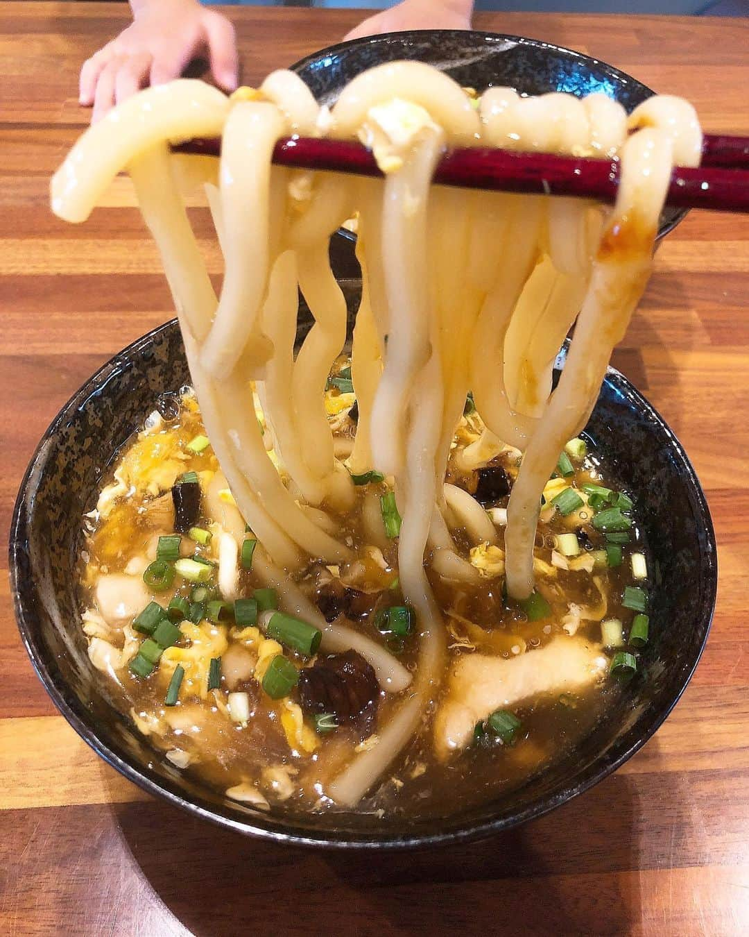 みきママさんのインスタグラム写真 - (みきママInstagram)「【ランチはかき玉うどんです！！】﻿ ﻿ ﻿ ﻿ ﻿ ﻿ ﻿ はる兄「うどんが食べたい。」ってさ。また、矯正からの口内炎か。﻿ ﻿ ﻿ ﻿ ﻿ ﻿ ﻿ かき玉うどんにしよう！！レシピは100たのに載っています。うどんが入るので、水と調味料を少し増やしました。﻿ ﻿ ﻿ ﻿ ﻿ ﻿ ﻿ ﻿ 私「杏ちゃん、うどんの時は髪を結びなさい。」って言ったら、﻿ ﻿ ﻿ ﻿ ﻿ ﻿ ﻿ ﻿ ﻿ 杏ちゃん「ハイハイ。」シャワーキャップかぶって食べていました。﻿ ﻿ ﻿ ﻿ ﻿ ﻿ ﻿ シャワーキャップかぶって食べるのって、おばあちゃんがやるやつだろ。お前さん、おいくつでしたっけ？﻿ ﻿ ﻿ ﻿ ﻿ #みきママ #かき玉うどん #杏ちゃん #シャワーキャップ」6月22日 13時54分 - mikimama_official