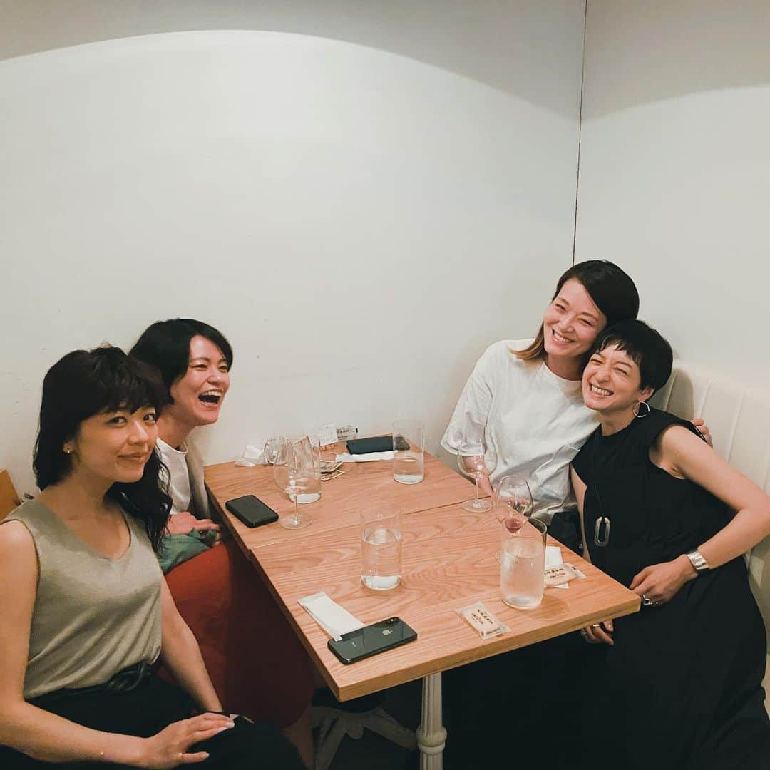 高山都さんのインスタグラム写真 - (高山都Instagram)「日曜日の夜、2軒目の記憶🍷 みのりと、積もる話盛りだくさんで、いっぱい飲んで話した。 あと1杯ってやつは、だいたい1杯で終わらないやつな。 っていつもの日和に行ったら、カメラマンのミナちゃん、ディレクターのかおるちゃんにも会えた。 公私共にお付き合いのある女子たちとの時間は、いつだってパワフルで強い。笑 そして、起きたら本降りの肌寒い月曜日。 今週もモリモリがんばるぞー！！」6月22日 13時55分 - miyare38