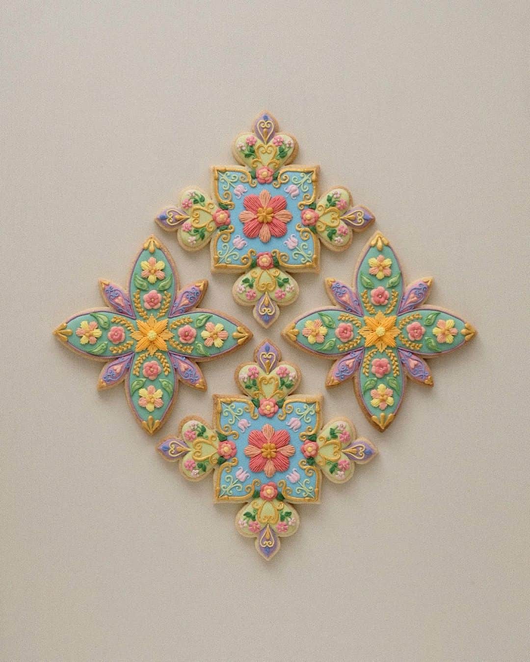 KUNIKAのインスタグラム：「Flower embroidery tile cookies 🌼﻿ ﻿ 昨日のインスタライブで少しお話した、例のアイテムのデザインについて考え中🎨💭﻿ ﻿ #artofkunika #kunicookie」
